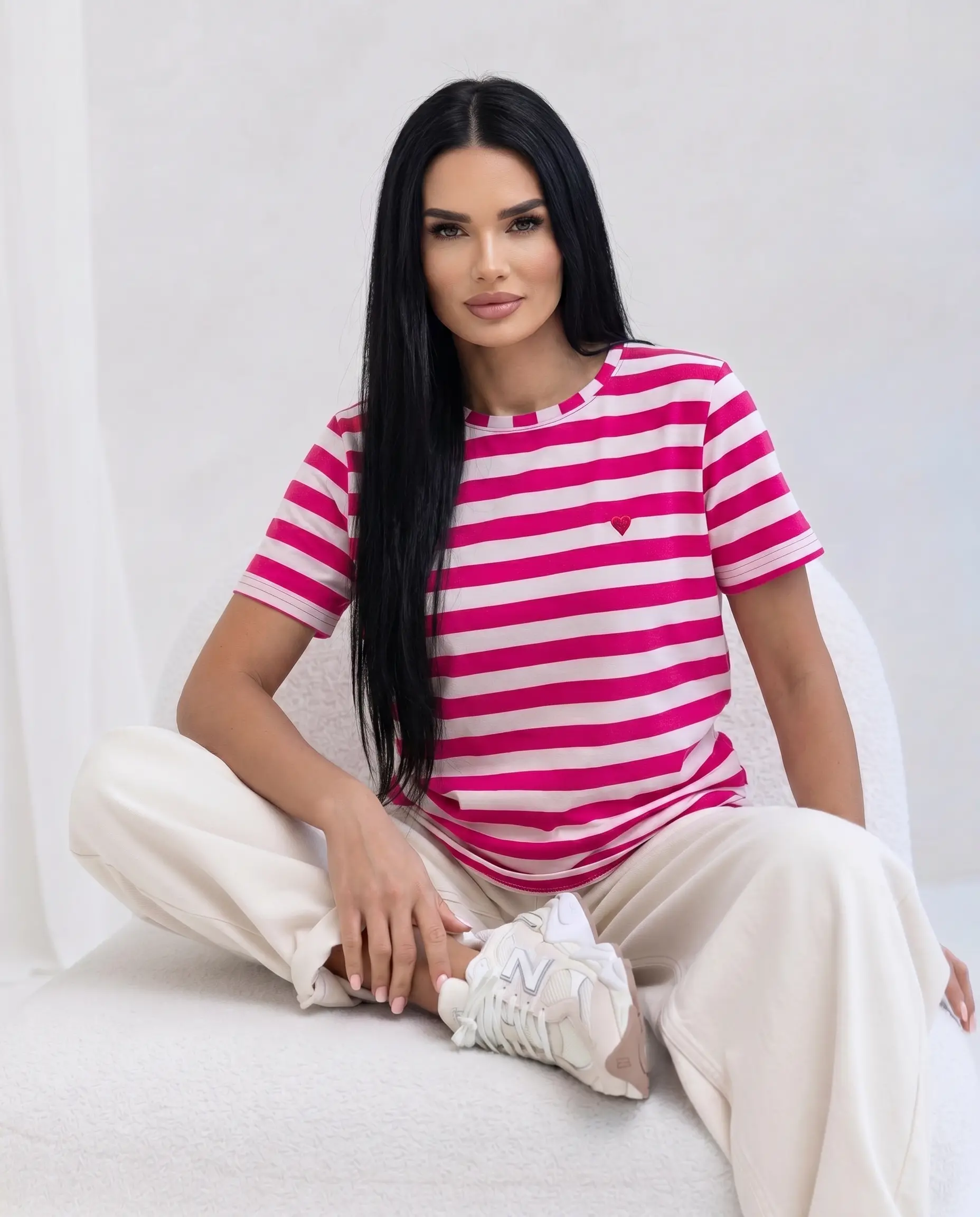 T-shirt damski Amoria w różowe paski z haftowanym serduszkiem i klasycznym fasonem