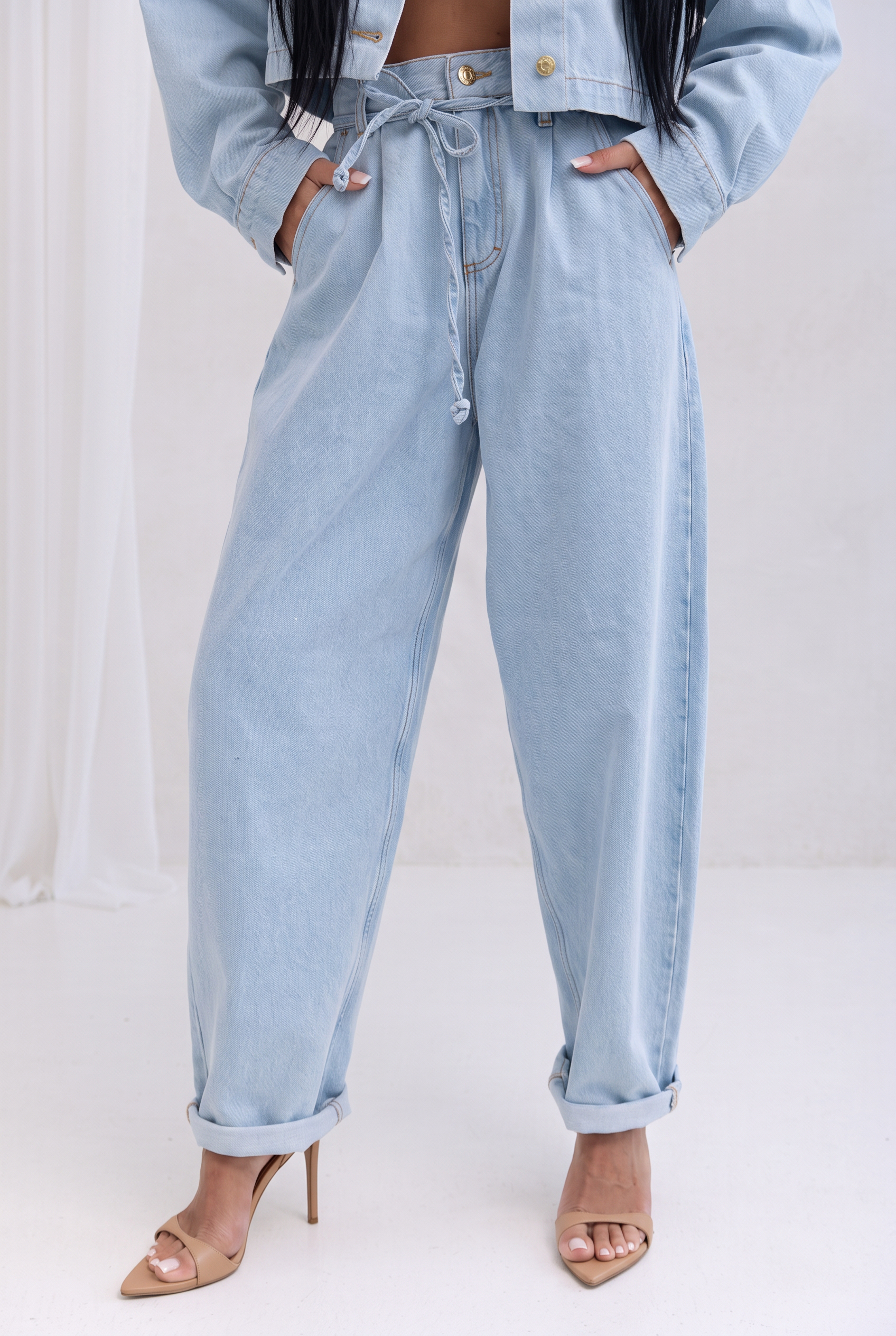 Spodnie jeansowe damskie VESTA Baby Blue z podwyższonym stanem, luźnym fasonem i ozdobnym sznureczkiem w pasie.