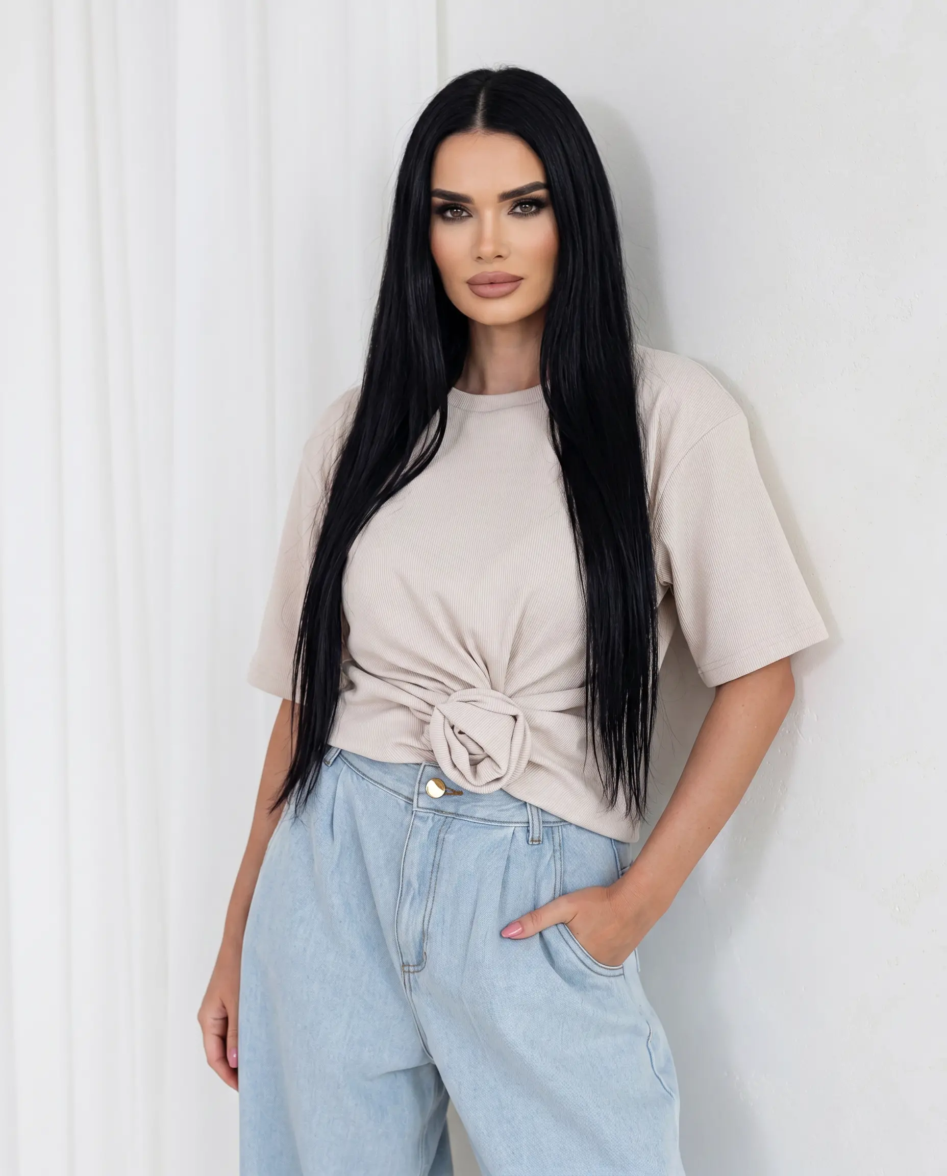 T-shirt damski Rosabelle w kolorze jasnego beżu z prążkowanej dzianiny i ozdobną różą z przodu