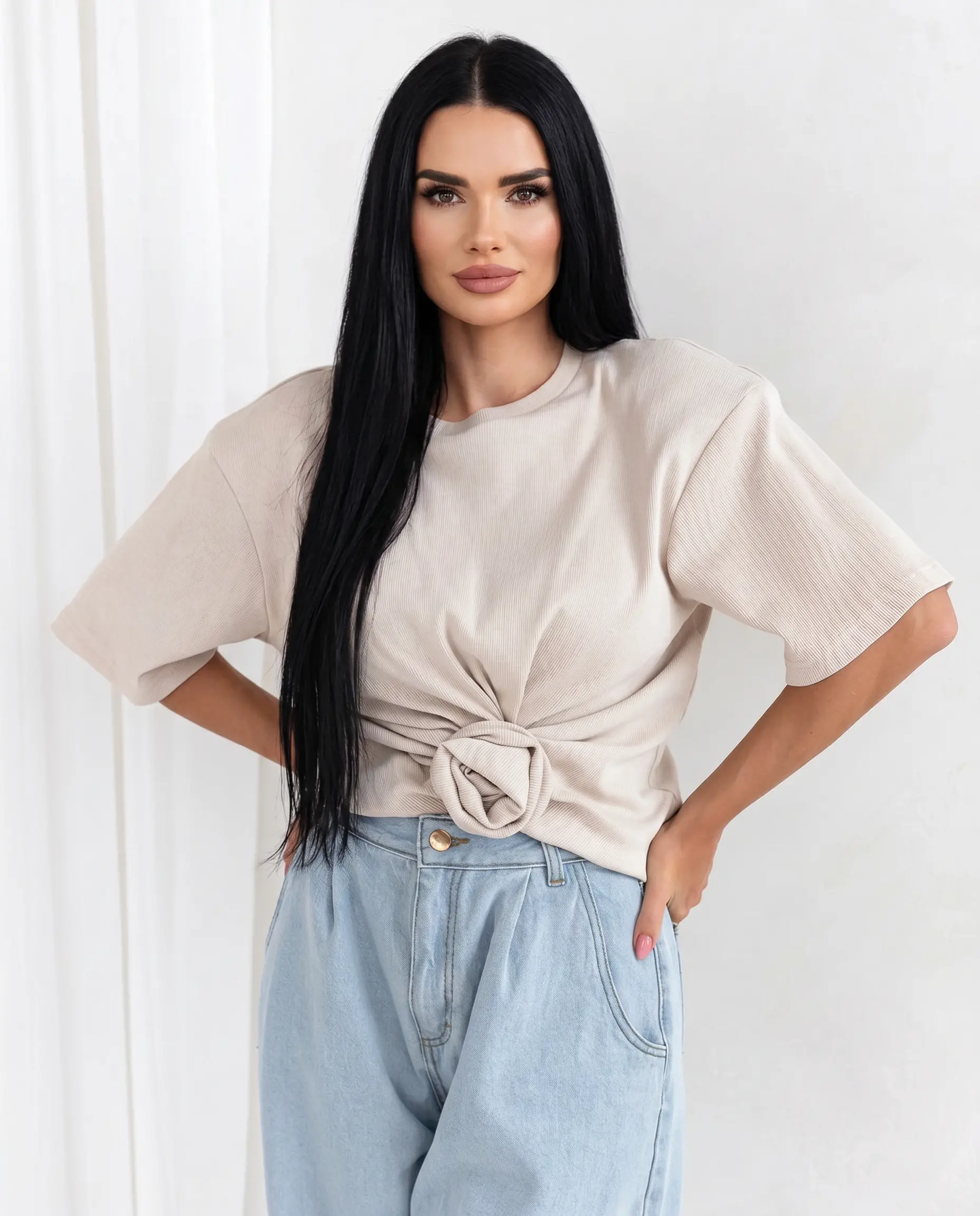 T-shirt damski Rosabelle w kolorze jasnego beżu z prążkowanej dzianiny i ozdobną różą z przodu