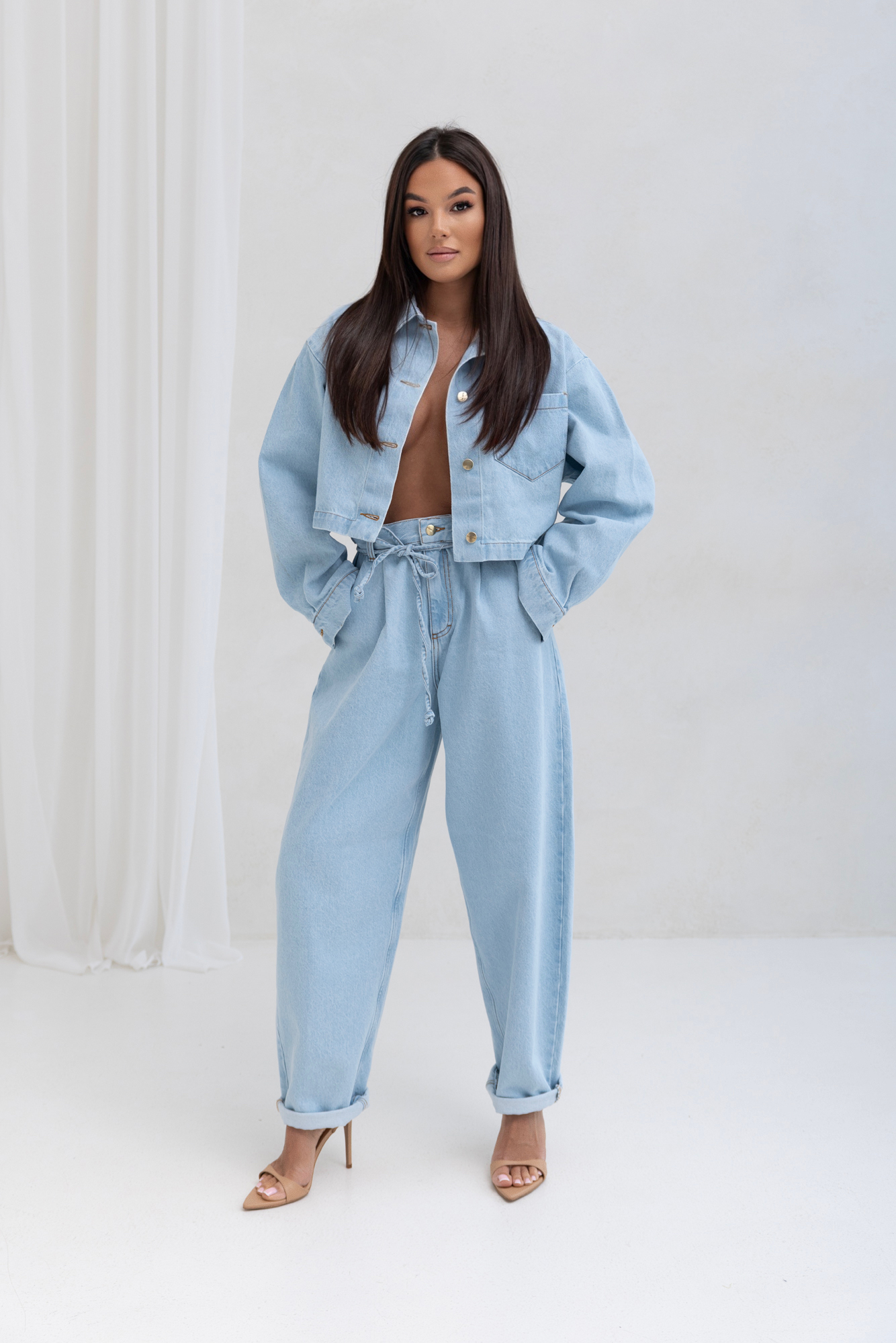 Kurtka jeansowa damska VESTA w kolorze Baby Blue o luźnym fasonie.