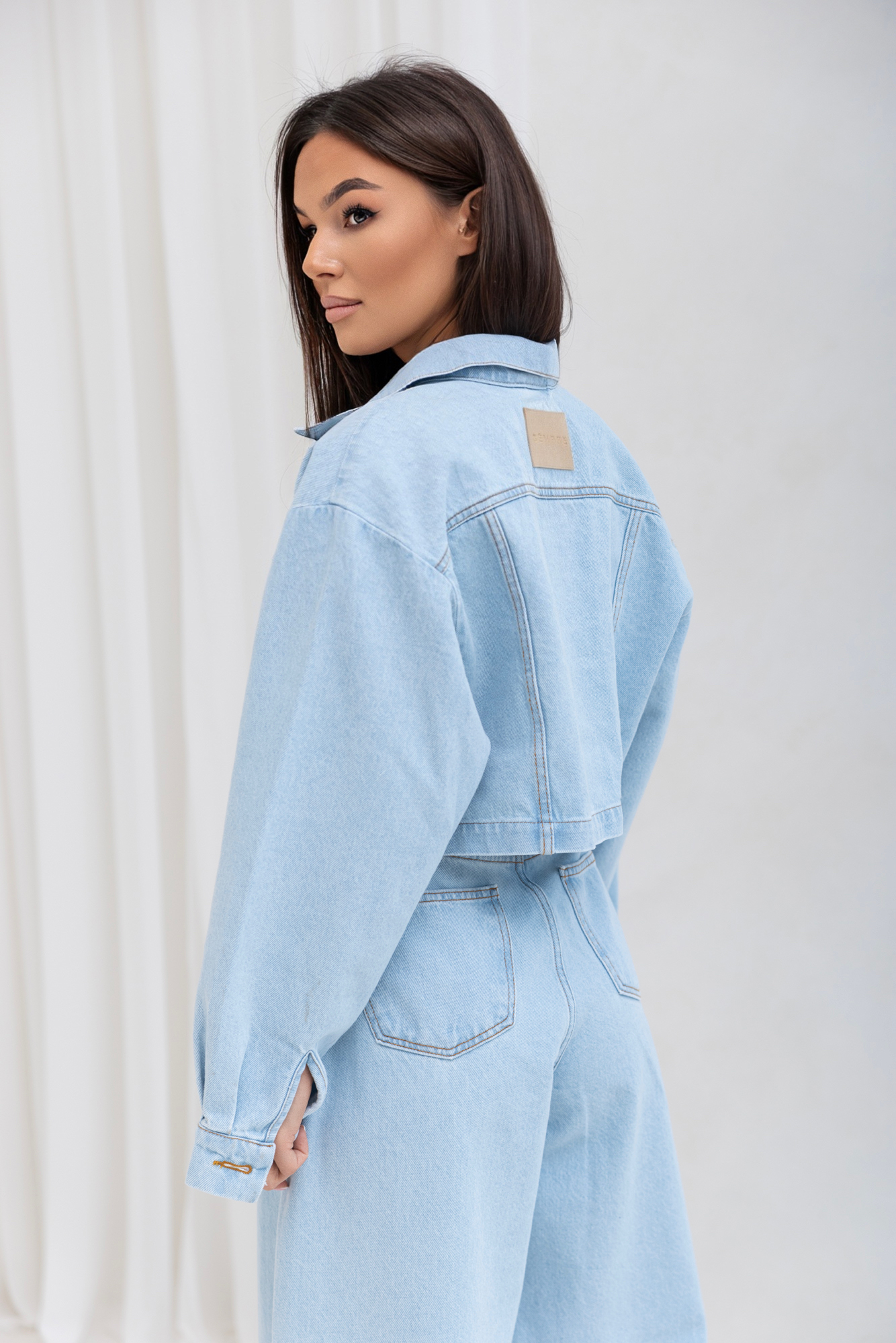 Kurtka jeansowa damska VESTA w kolorze Baby Blue o luźnym fasonie.