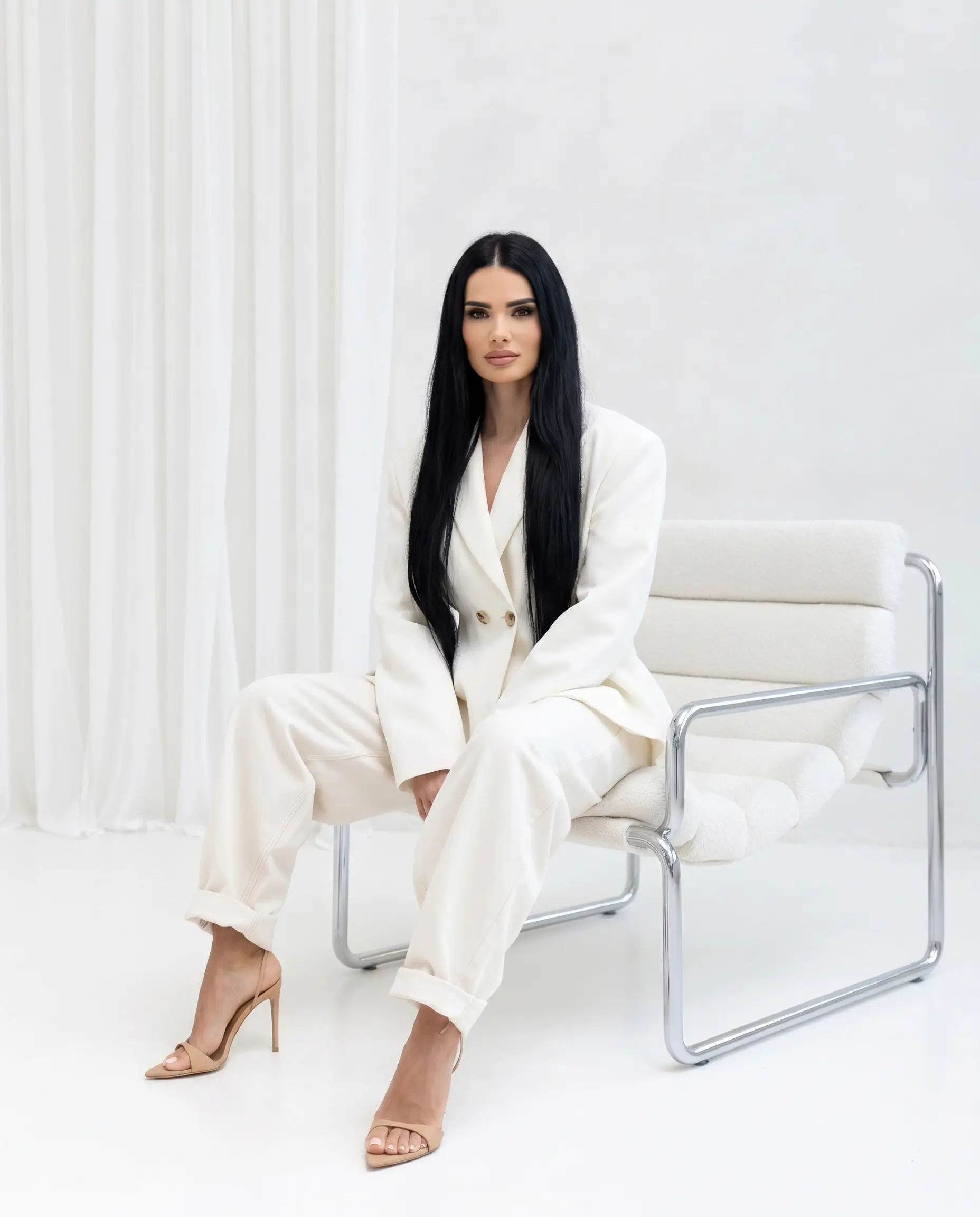 Elegancka taliowana marynarka damska na dwa guziki. Stylowy fason idealny do eleganckich i codziennych stylizacji.