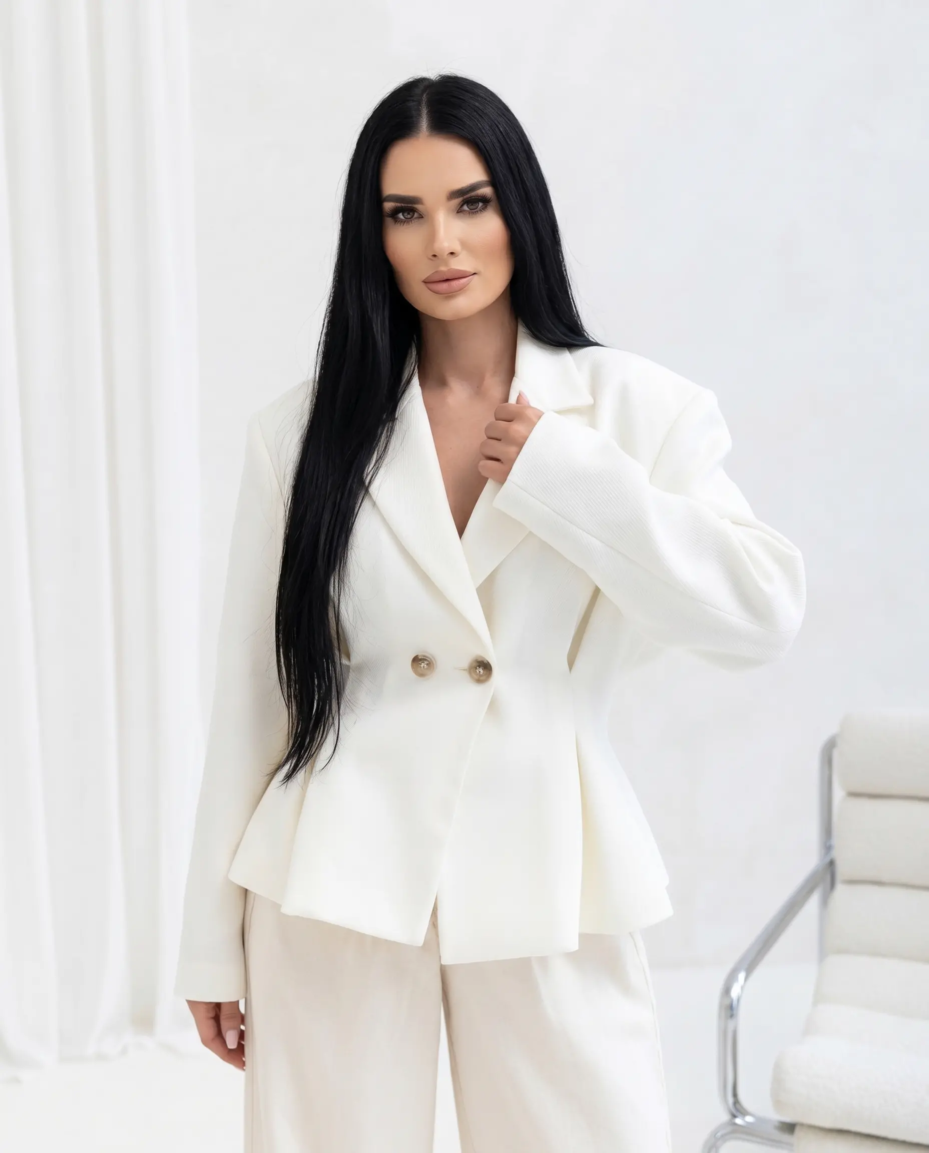 Elegancka taliowana marynarka damska na dwa guziki. Stylowy fason idealny do eleganckich i codziennych stylizacji.