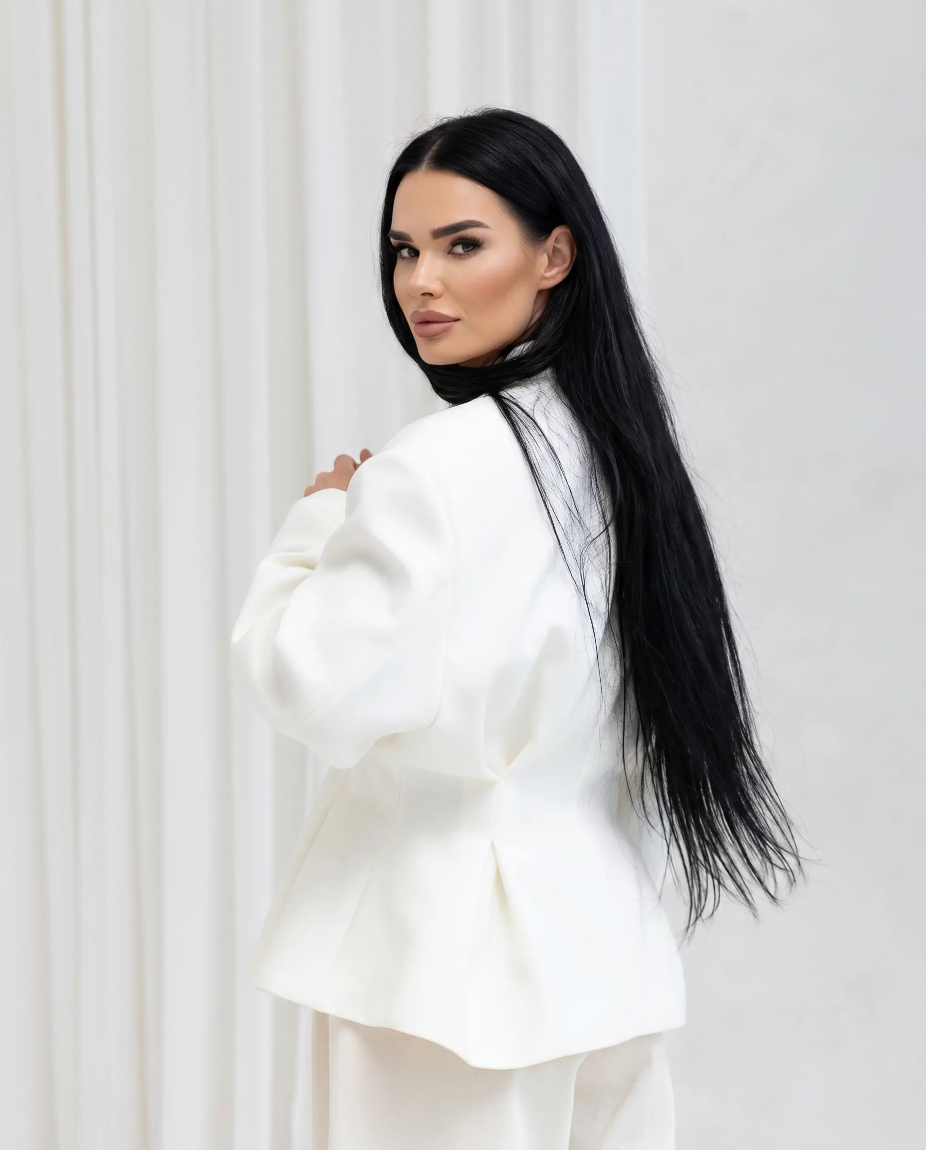 Elegancka taliowana marynarka damska na dwa guziki. Stylowy fason idealny do eleganckich i codziennych stylizacji.