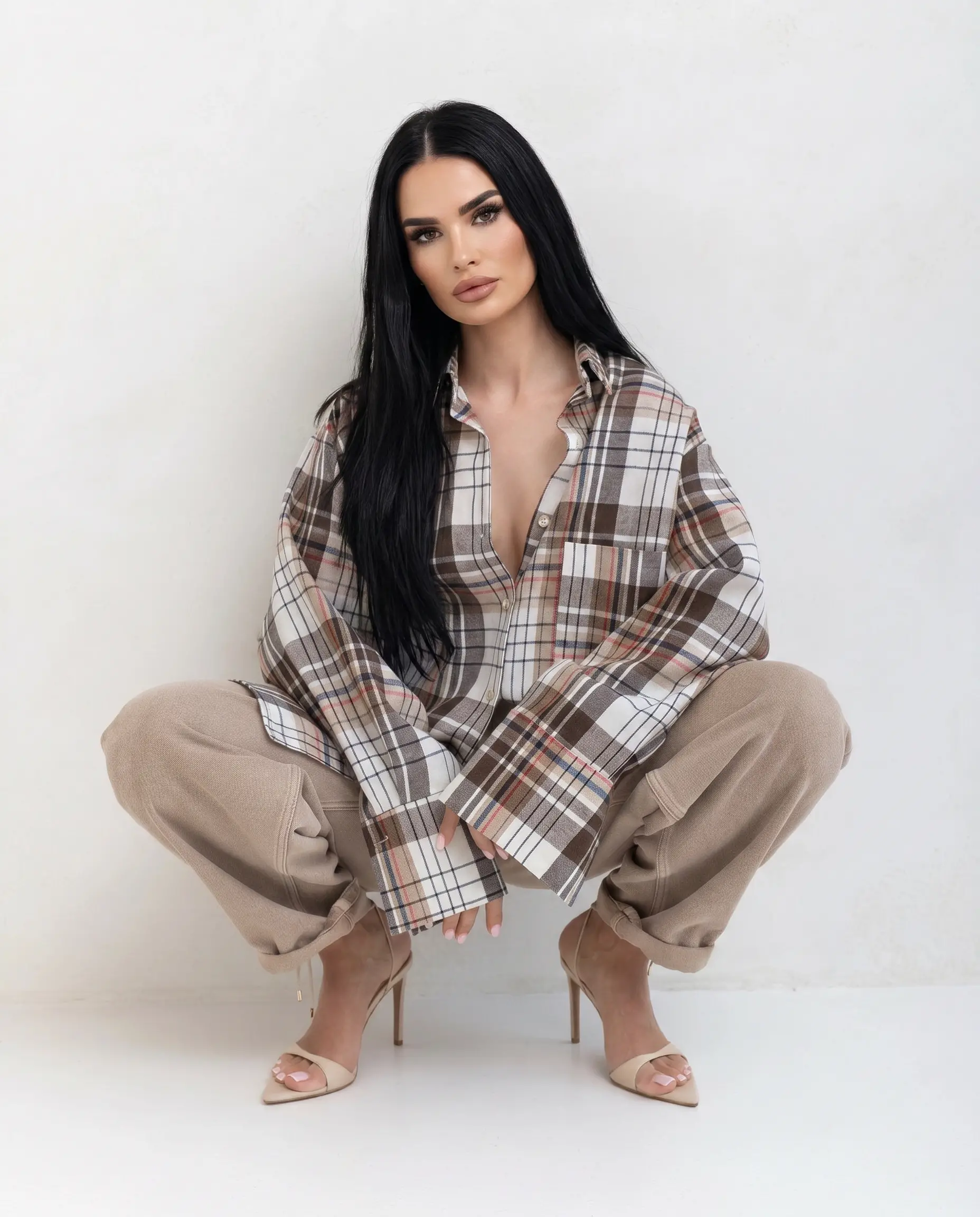 Stylowa koszula damska o modnym kroju oversize, wykonana z przyjemnego i komfortowego w noszeniu materiału.