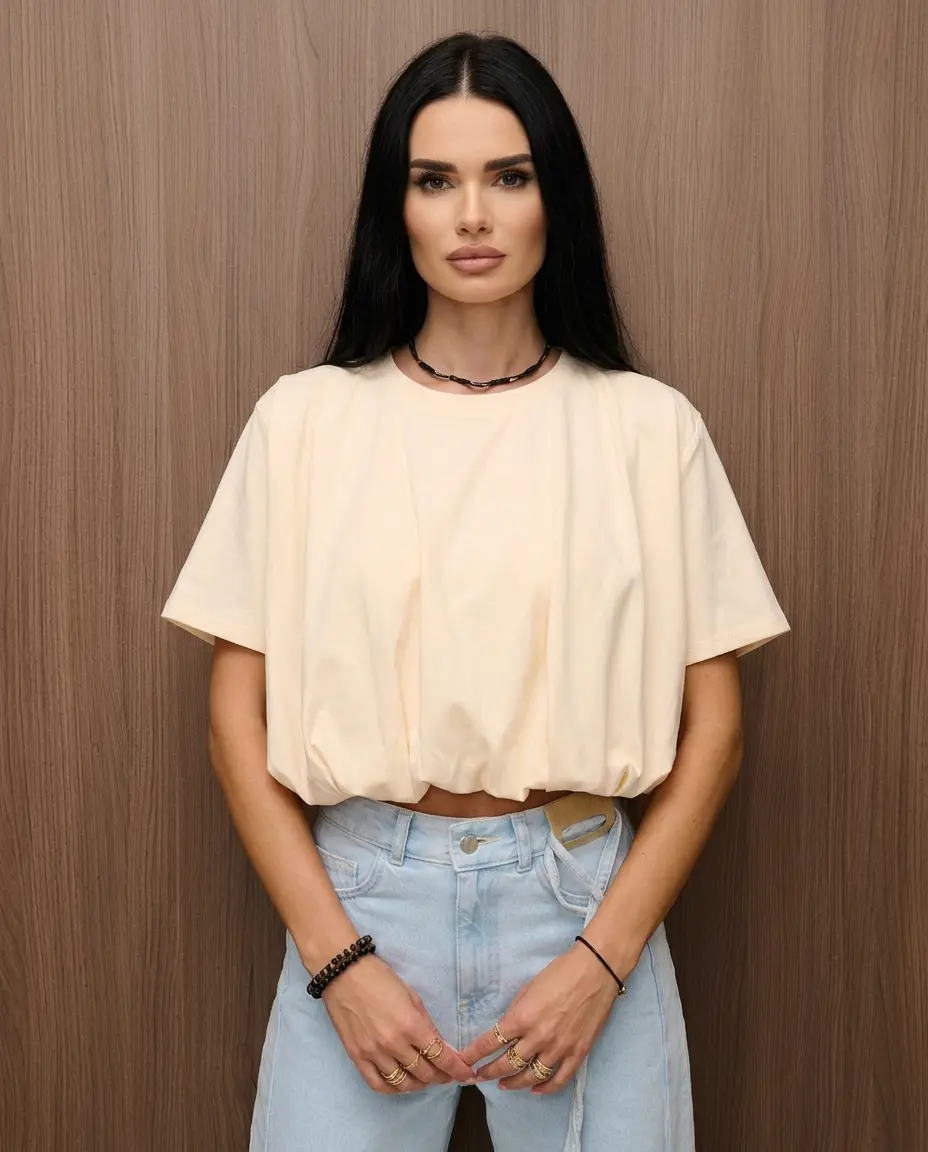 Bawełniany t-shirt damski o modnym fasonie typu bombka. Komfort, wysoka jakość i ponadczasowy styl do każdej stylizacji.
