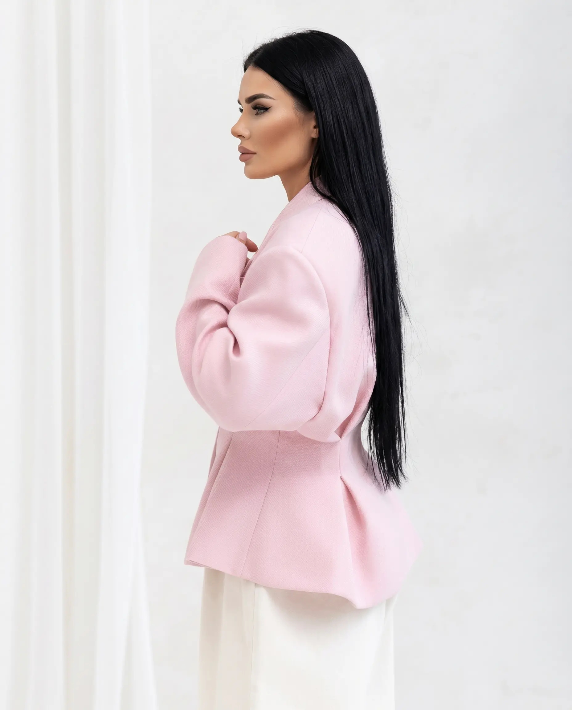 Taliowana marynarka damska zapinana na dwa guziki. Elegancki fason podkreślający sylwetkę i kobiecy styl.