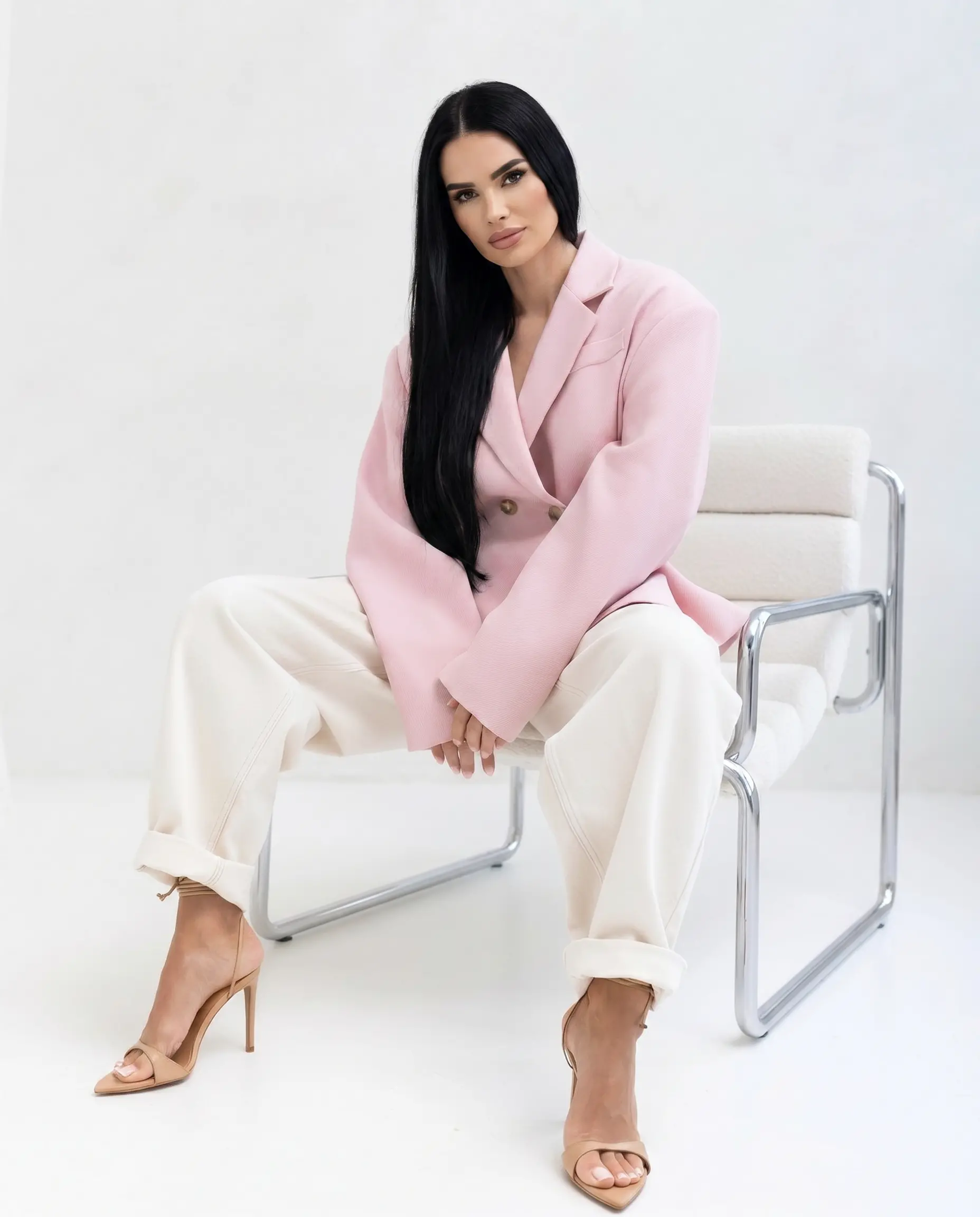 Taliowana marynarka damska zapinana na dwa guziki. Elegancki fason podkreślający sylwetkę i kobiecy styl.