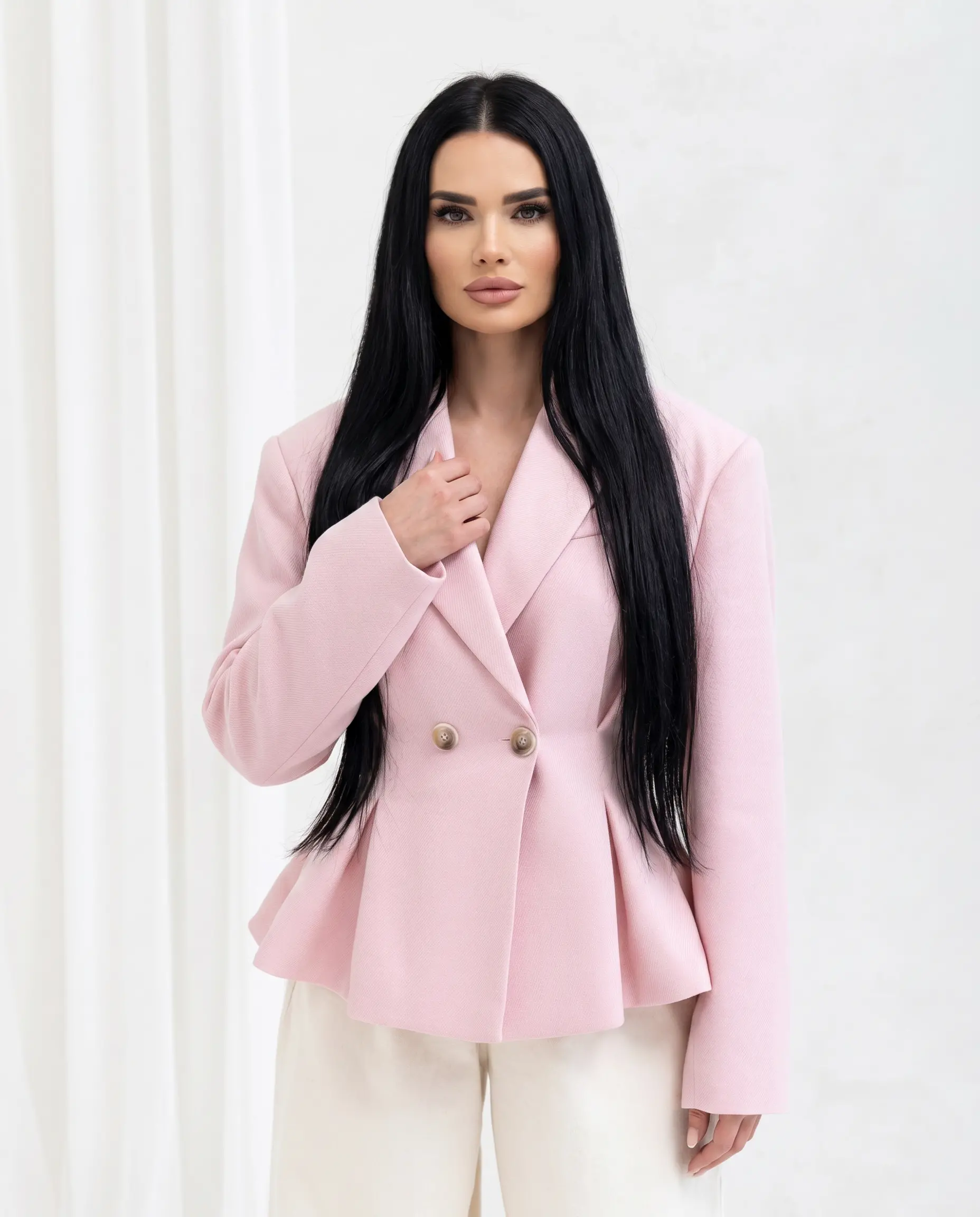 Taliowana marynarka damska zapinana na dwa guziki. Elegancki fason podkreślający sylwetkę i kobiecy styl.