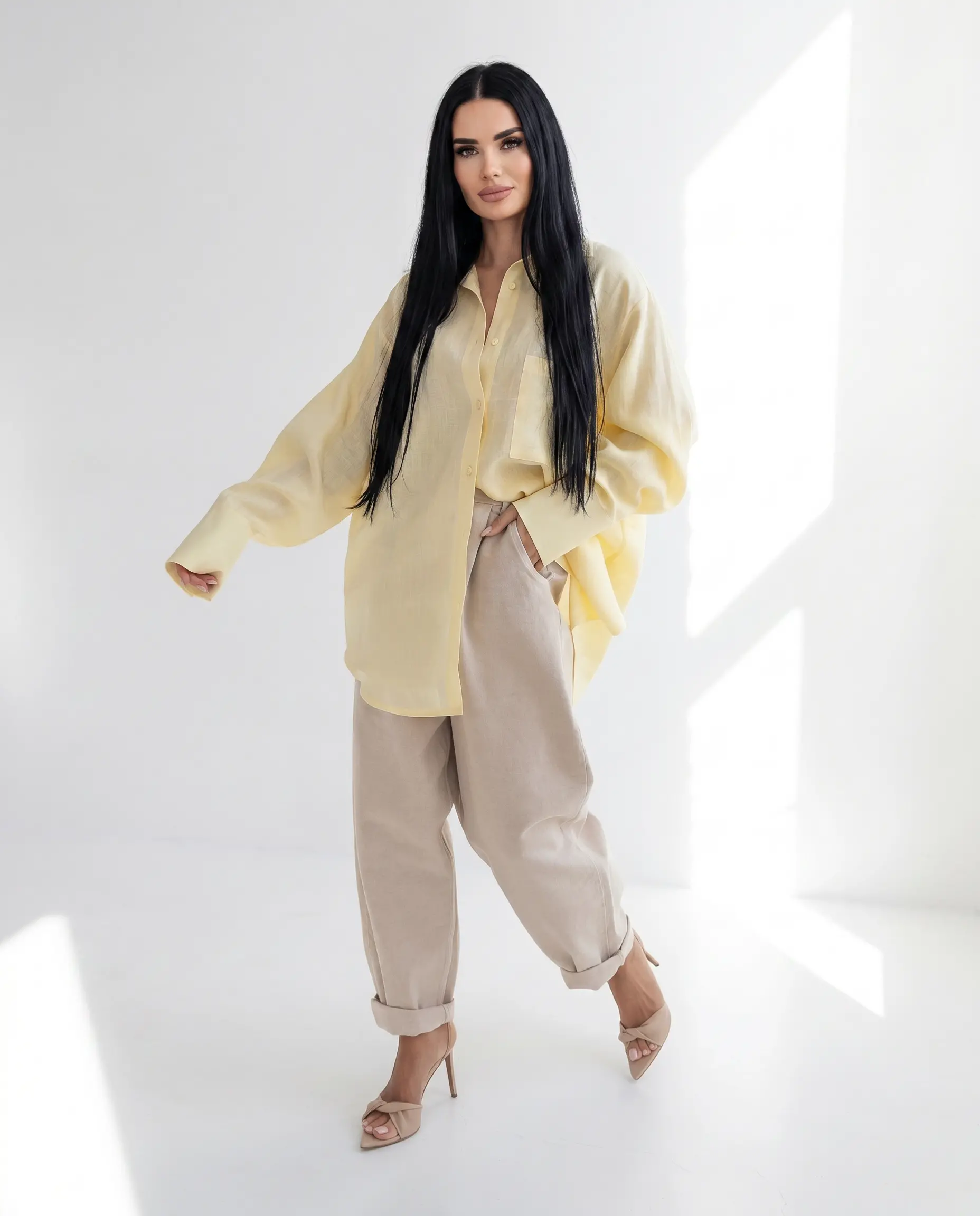 Żółta koszula lniana damska SOLEA o luźnym fasonie oversize wykonana w 100% z naturalnego lnu z haftowanym logo z tyłu