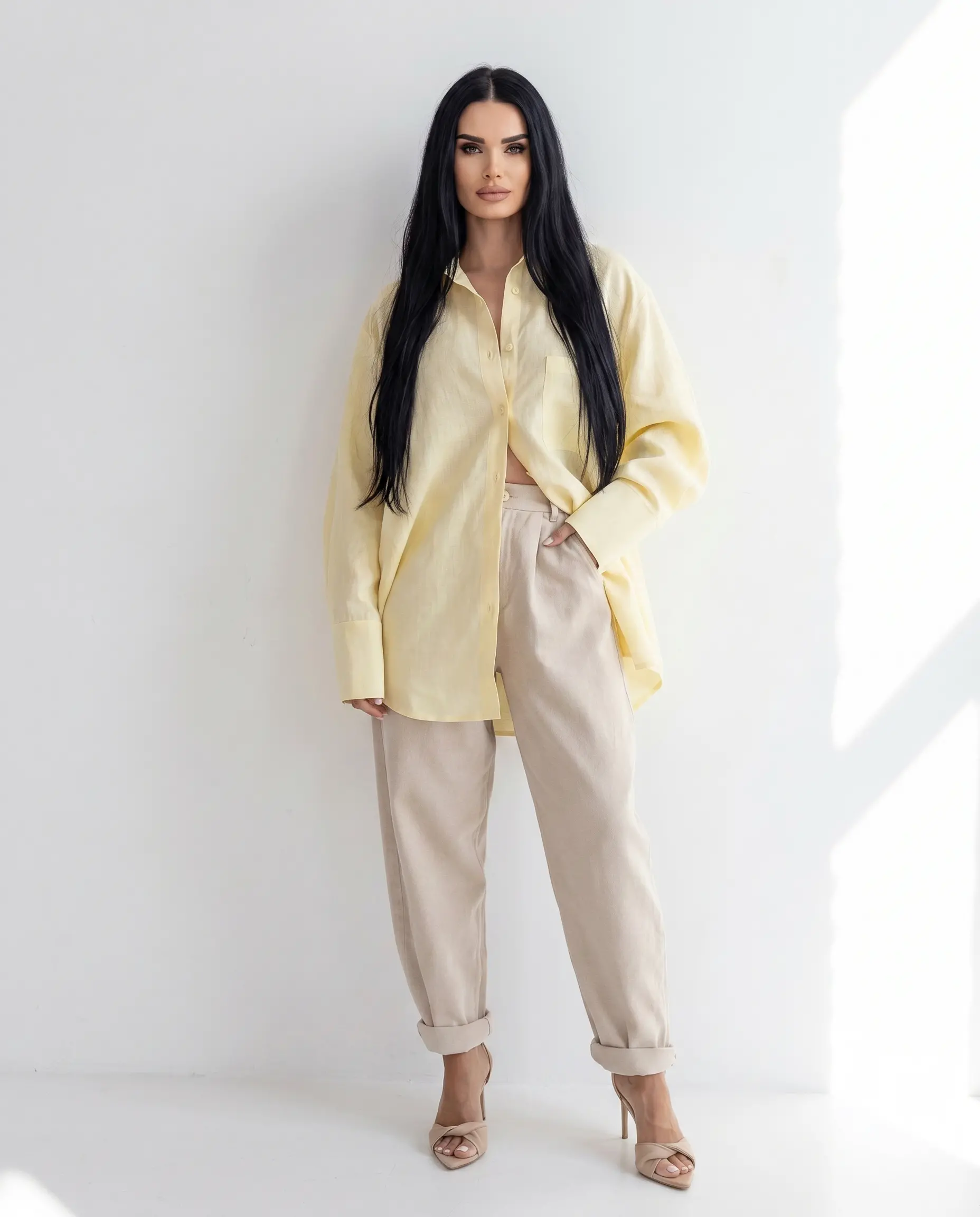 Żółta koszula lniana damska SOLEA o luźnym fasonie oversize wykonana w 100% z naturalnego lnu z haftowanym logo z tyłu