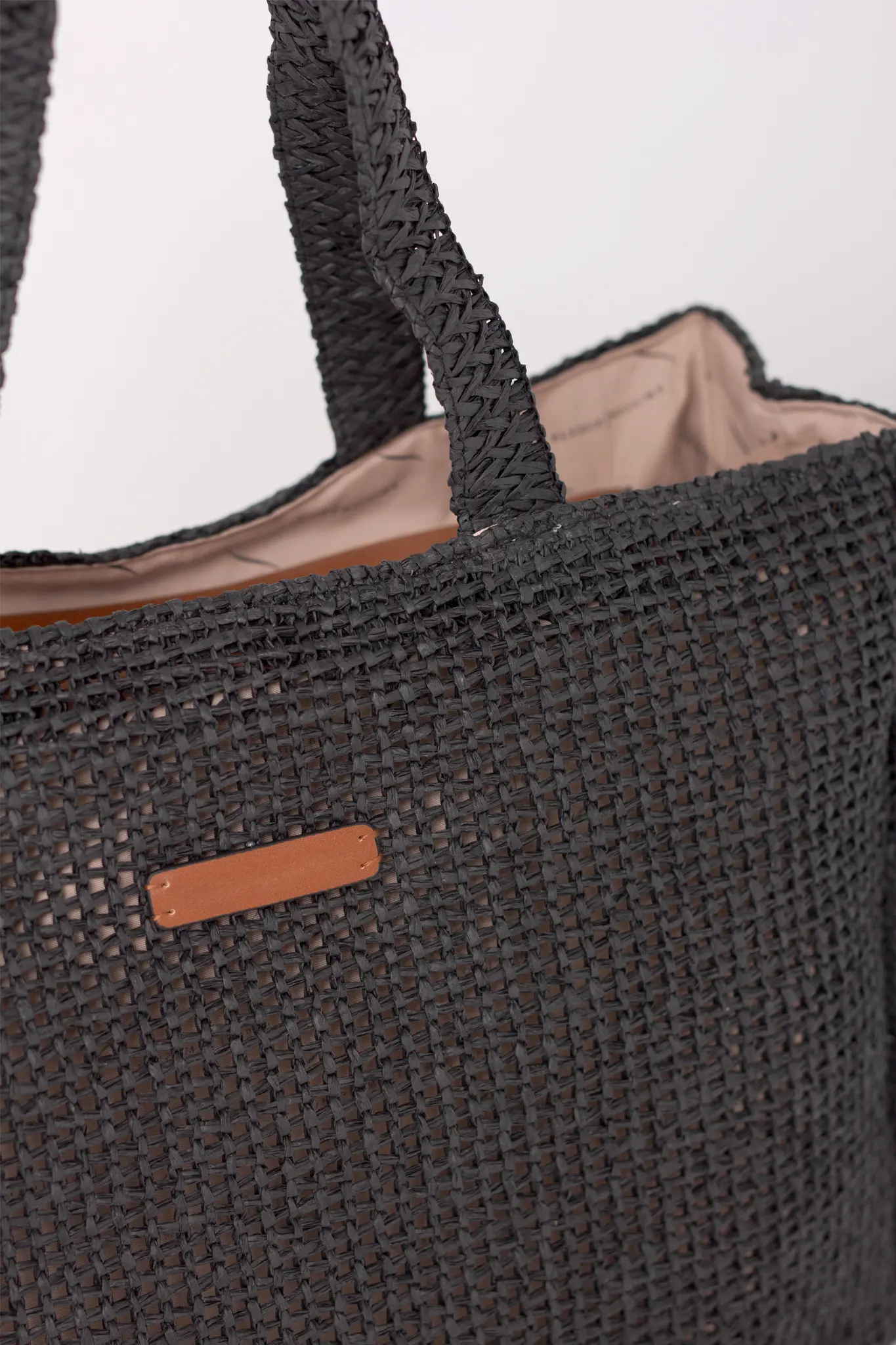 Czarna pleciona torba shopper Novelle z pojemnym wnętrzem zapinanym na suwak