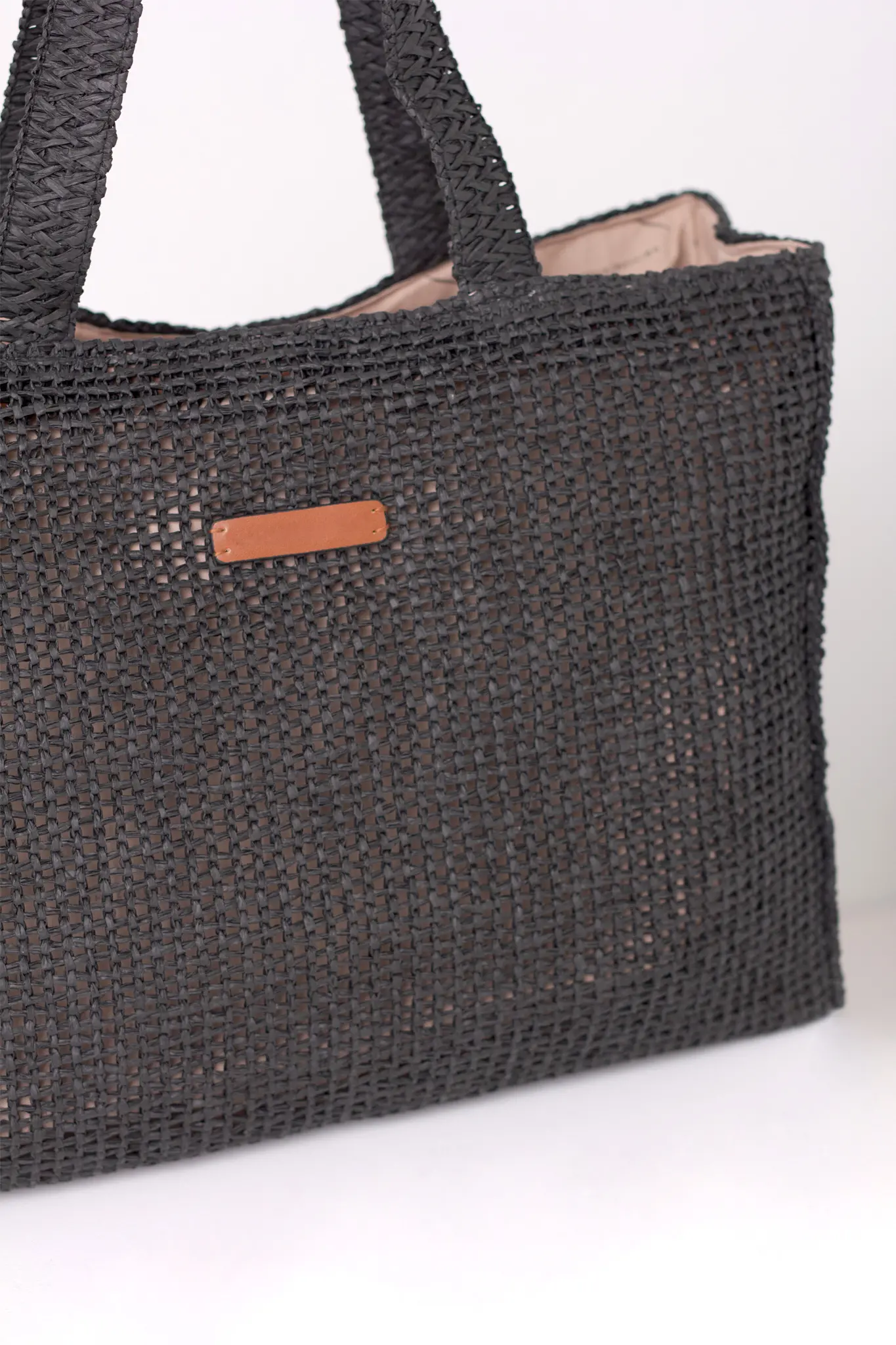 Czarna pleciona torba shopper Novelle z pojemnym wnętrzem zapinanym na suwak