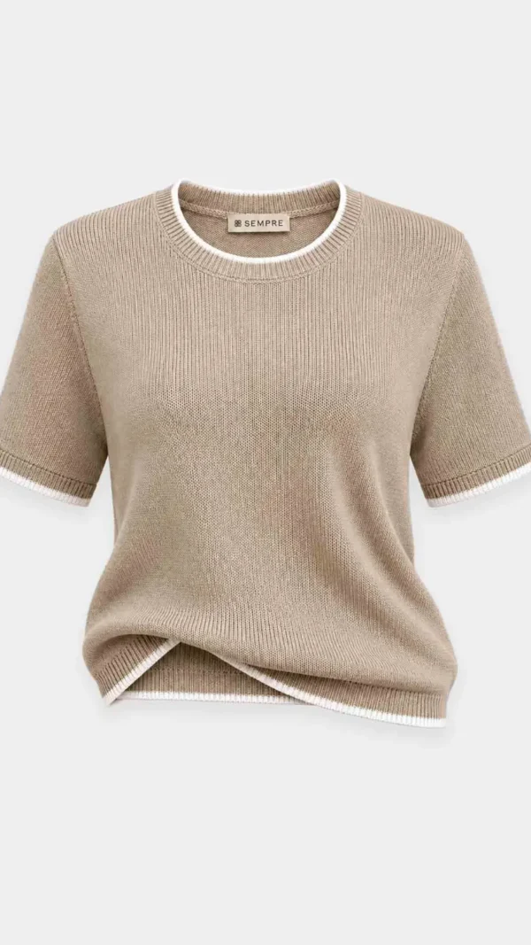 Sweter damski Émera w kolorze jasnego karmelu wykonany z lekkiej dzianiny z przewagą bawełny o swobodnym fasonie