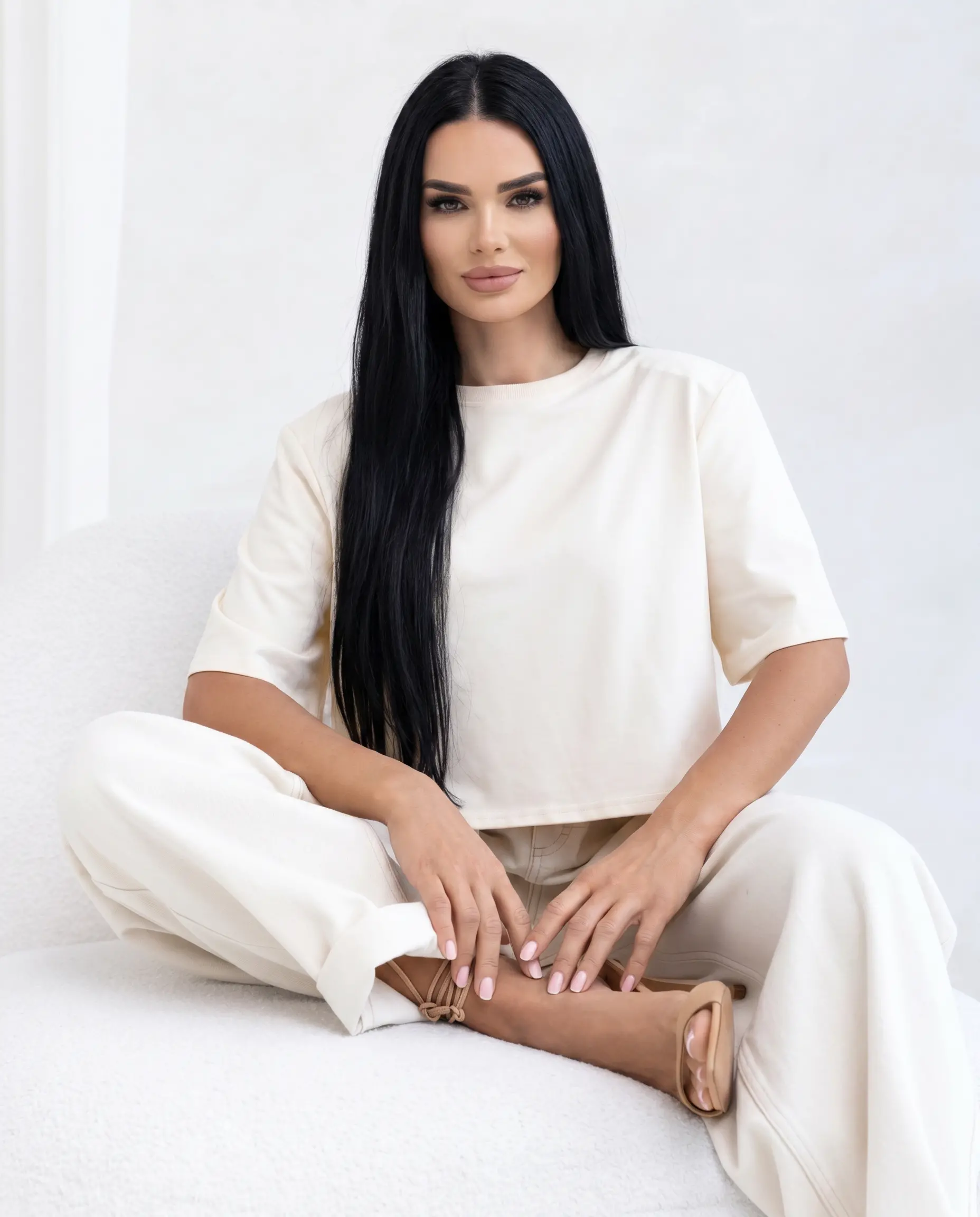 Waniliowy bawełniany t-shirt damski Arvia Cropped o luźnym kroju z subtelnym logo na plecach