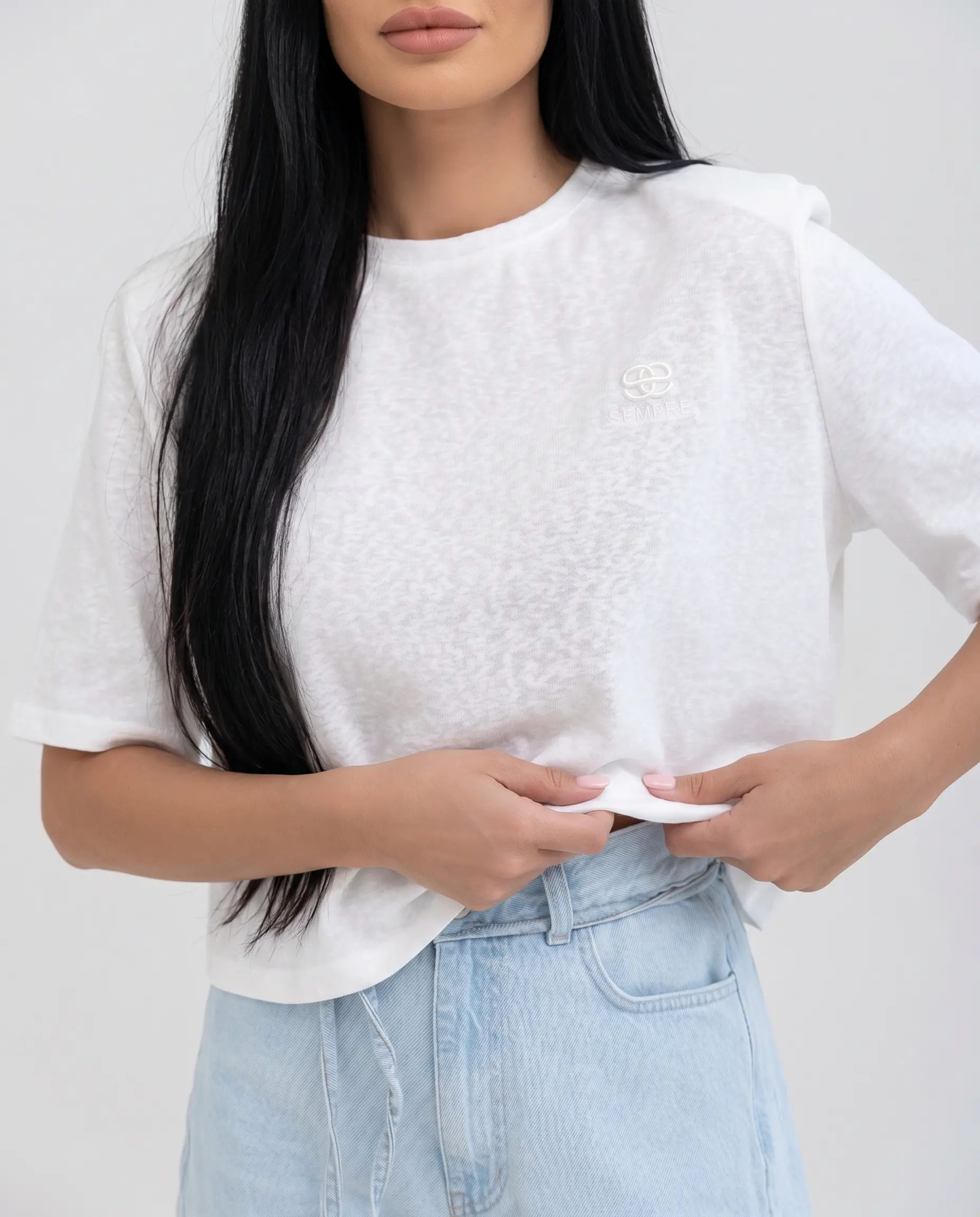 Biały t-shirt damski Eloria z miękkiej bawełny, poduszkami na ramionach i subtelnym logo