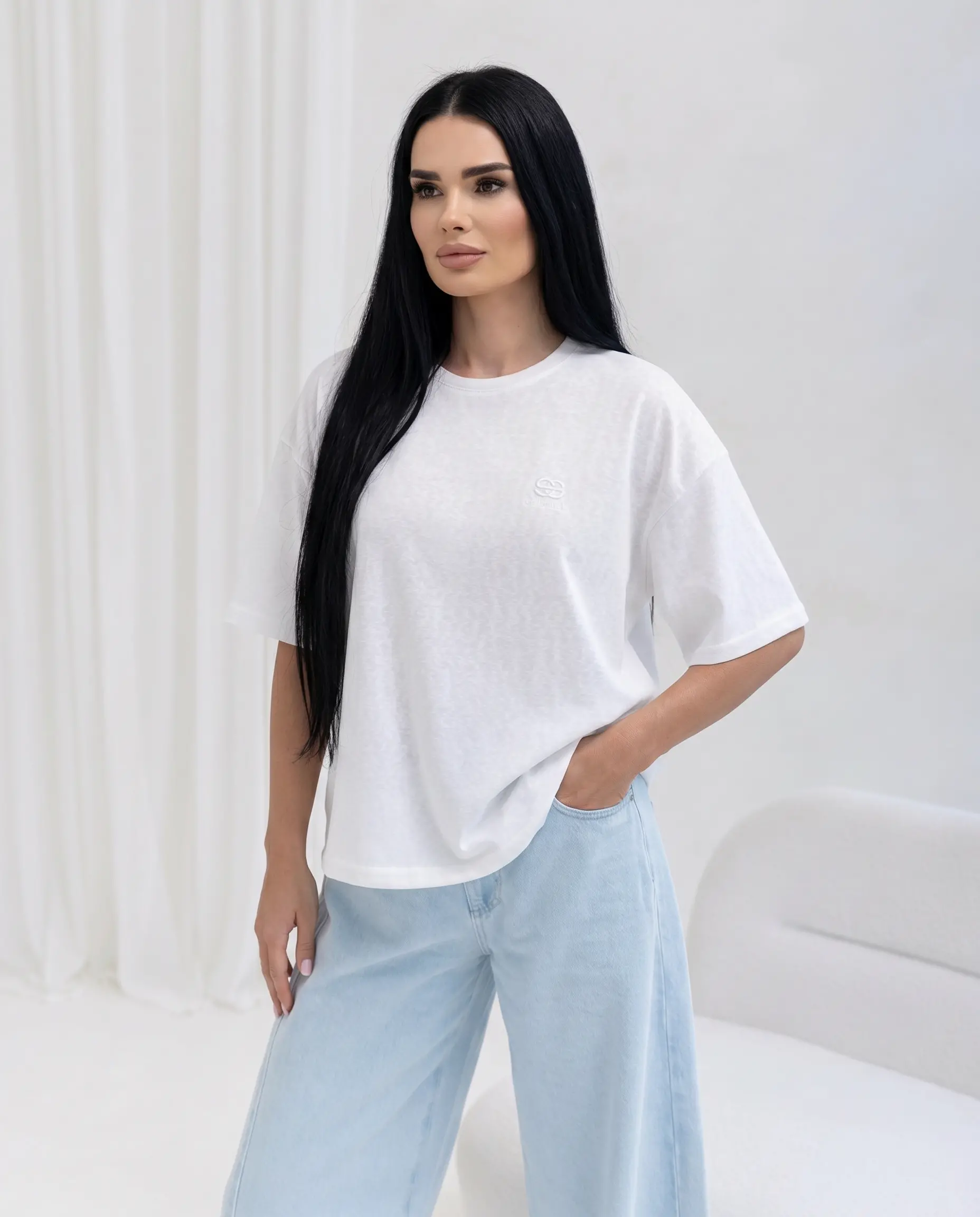 Biały t-shirt damski Liora Oversize z miękkiej bawełny i subtelnym haftem