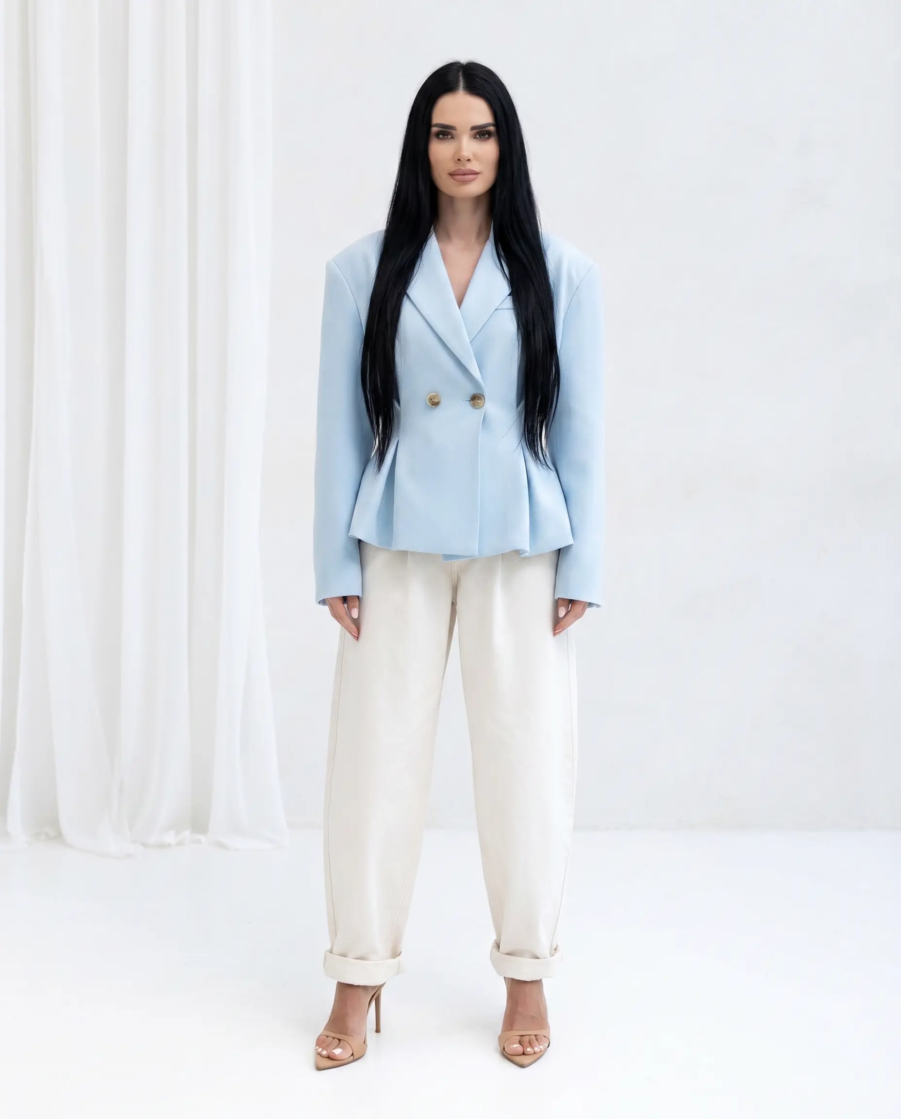 Taliowana marynarka damska zapinana na dwa guziki. Elegancki fason podkreślający sylwetkę i kobiecy styl.