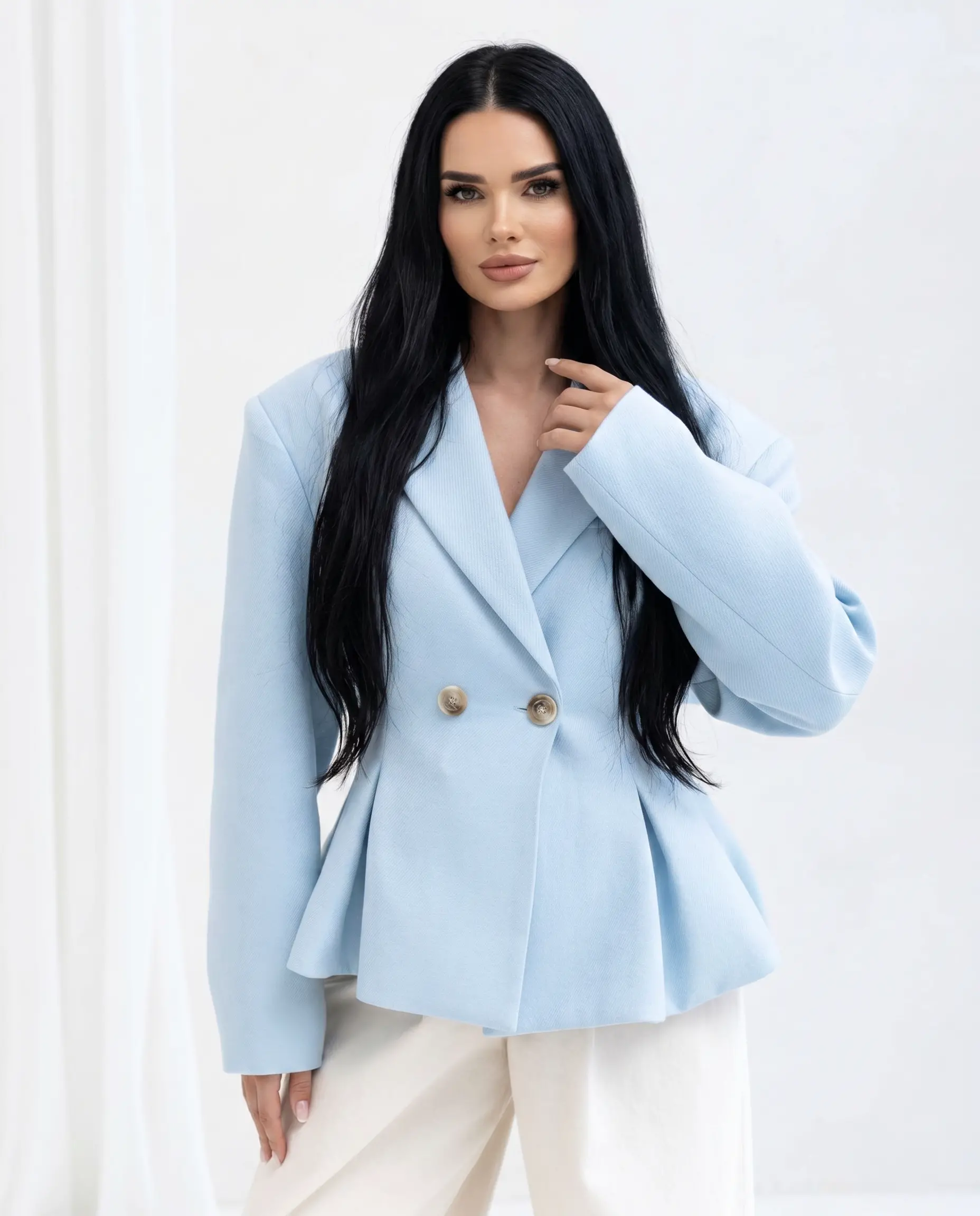 Taliowana marynarka damska zapinana na dwa guziki. Elegancki fason podkreślający sylwetkę i kobiecy styl.