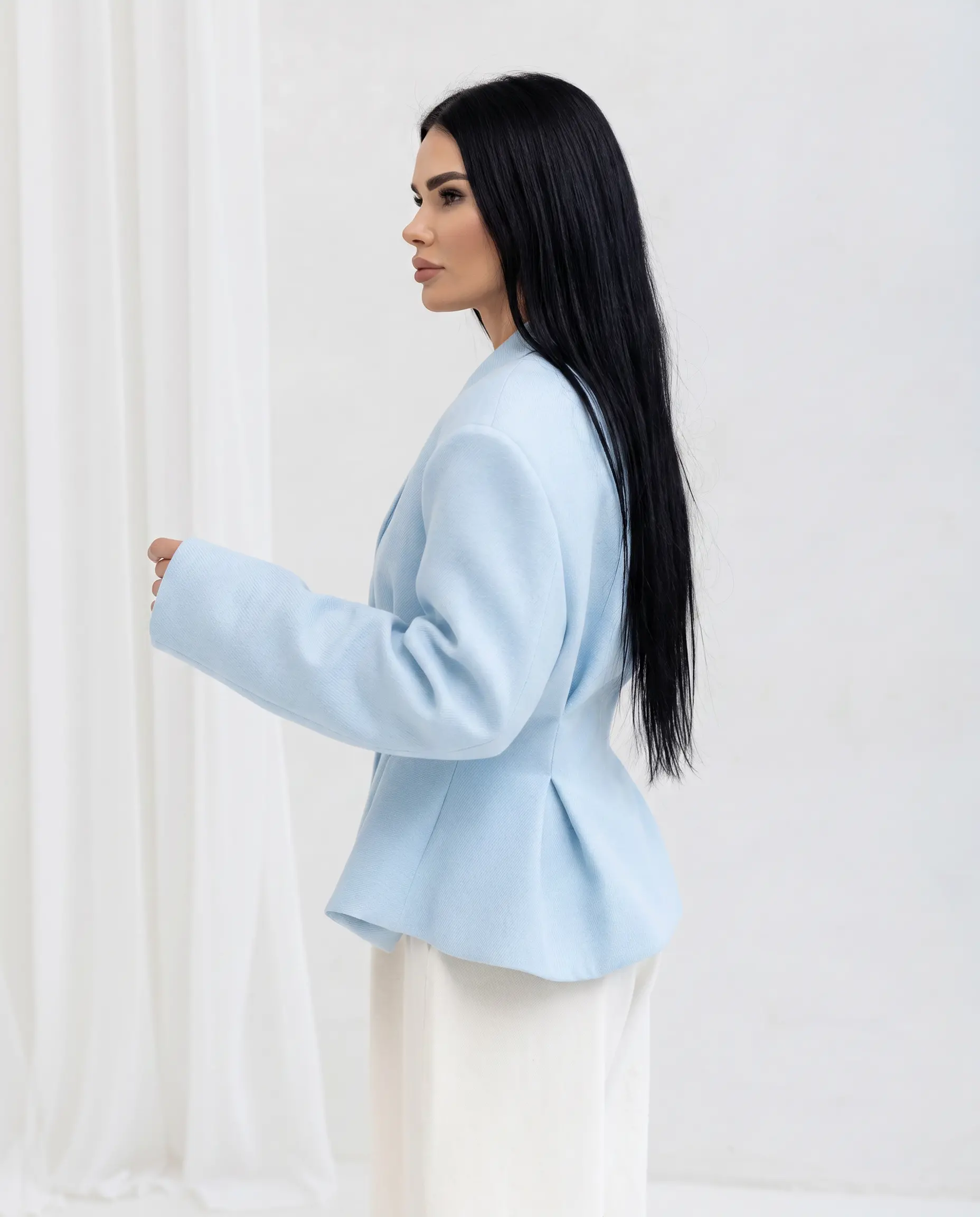 Taliowana marynarka damska zapinana na dwa guziki. Elegancki fason podkreślający sylwetkę i kobiecy styl.