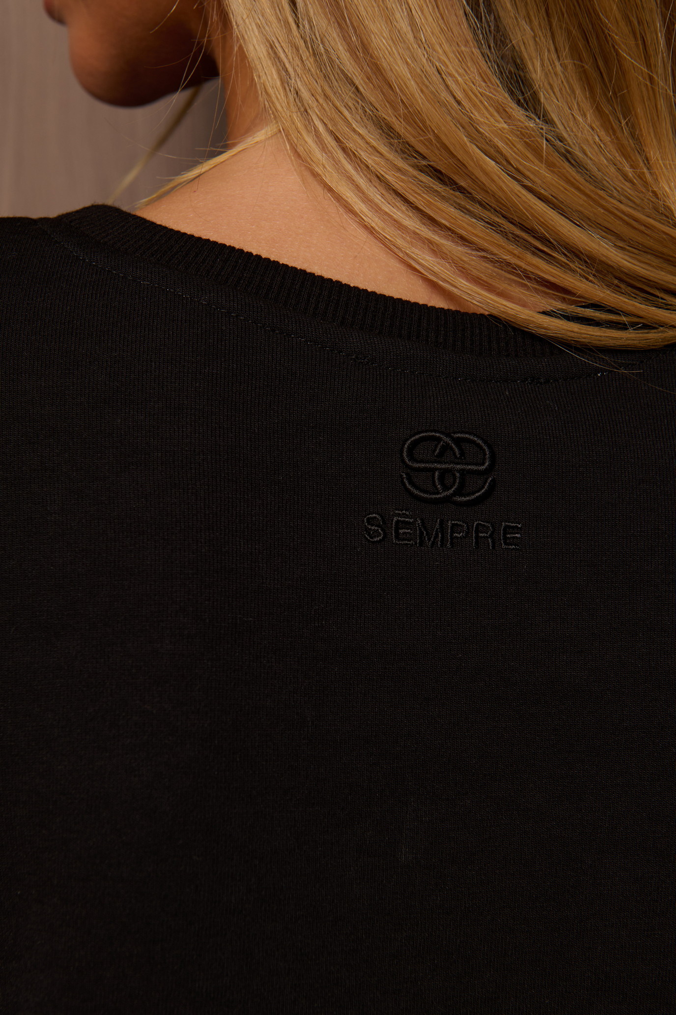Czarny T-shirt damski VENA z poduszkami na ramionach. Gruba bawełna premium, krótszy luźny krój i wyrazista, nowoczesna forma.