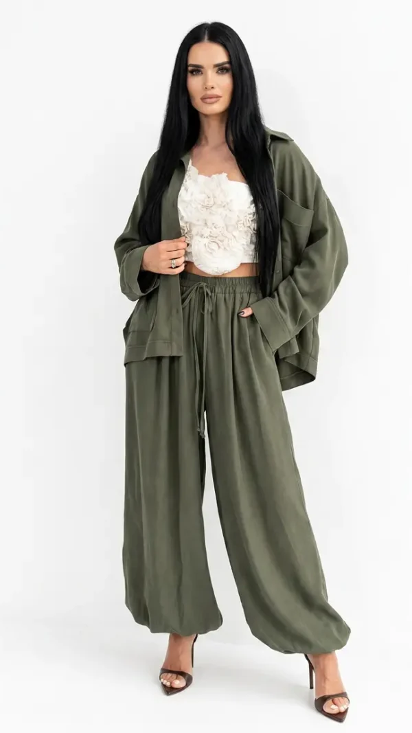 Elegancki komplet damski Maison Élise w kolorze ciemnej zieleni z oversize'ową koszulą i szerokimi spodniami.