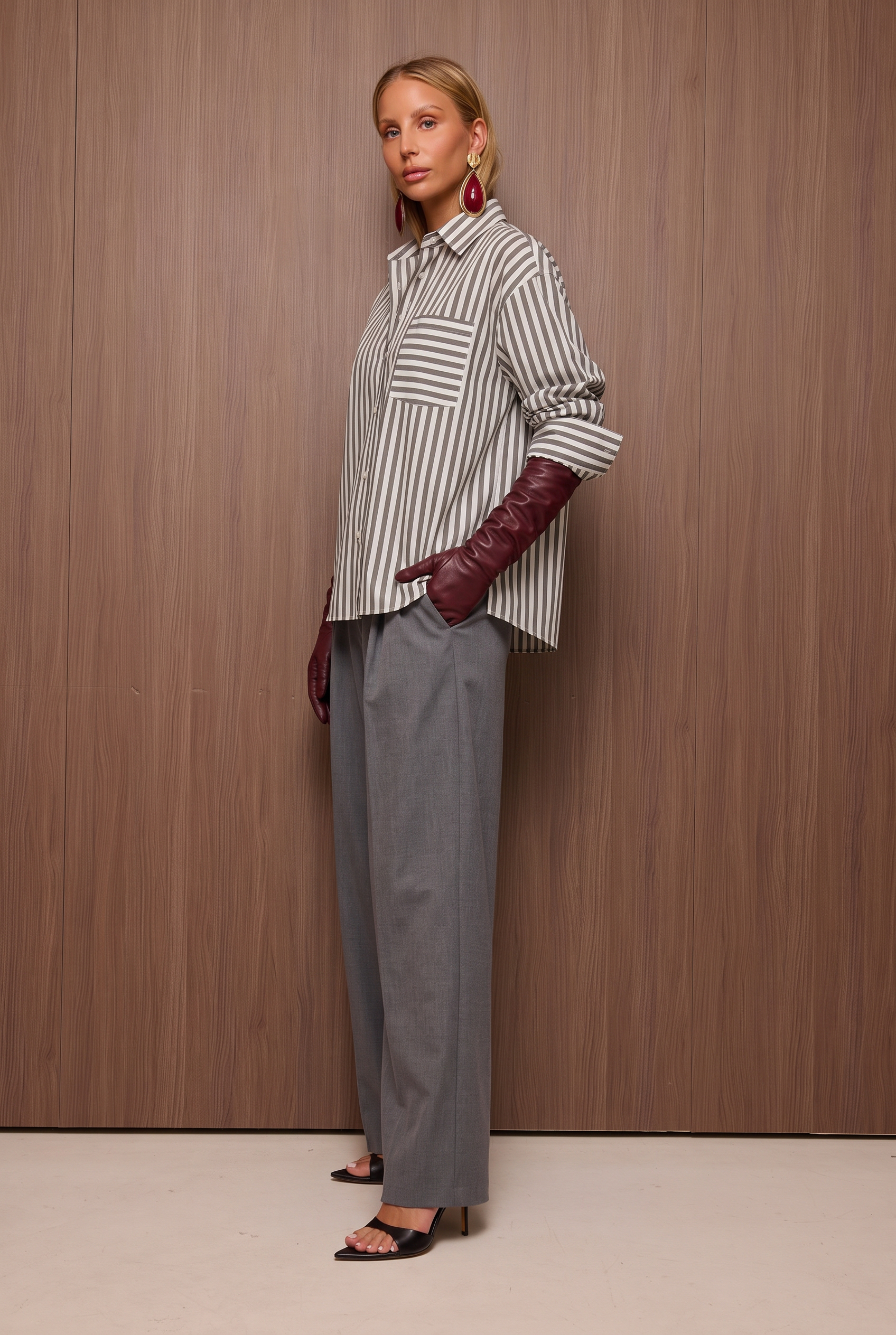 Czarno-biała koszula damska PORTO w pionowe paski o luźnym, lekko oversize’owym kroju, z klasycznym kołnierzykiem i wydłużonym tyłem.