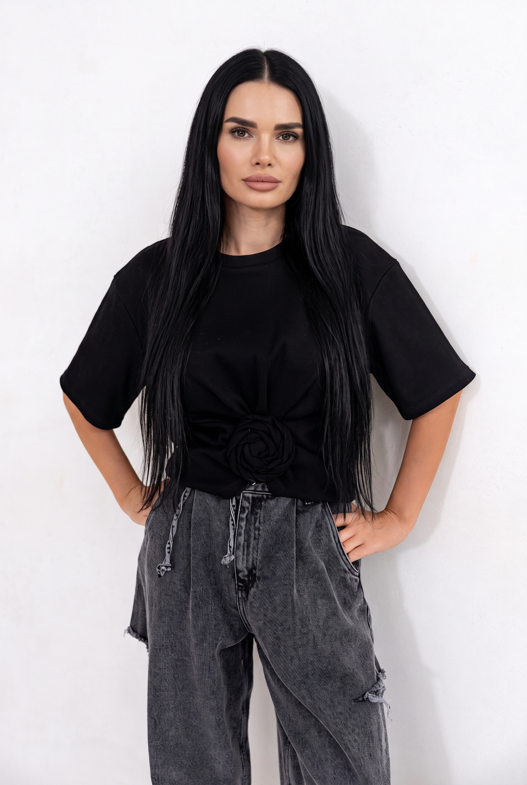Czarny T-shirt damski Rosabelle z ozdobną aplikacją róży