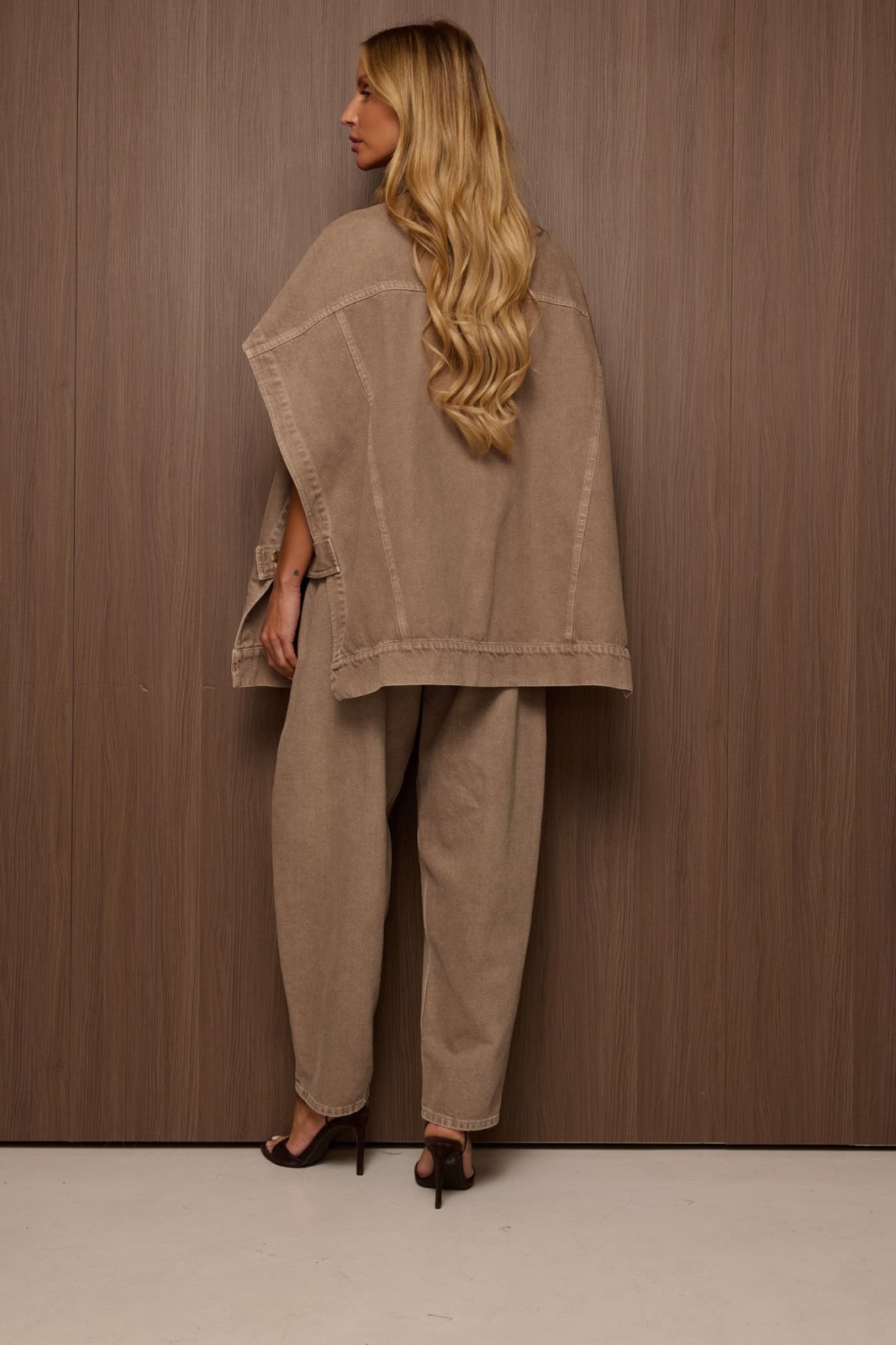 Kamizelka jeansowa damska MONTANA w kolorze ciemnego beżu, wykonana ze 100% bawełny, o wydłużonym kroju oversize z bocznymi rozcięciami.