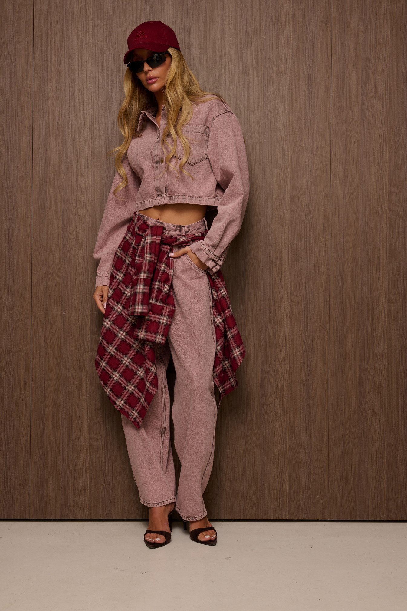 Koszula jeansowa damska VESTA Vintage Pink ze 100% bawełny, o krótkim fasonie, z pojedynczą kieszenią z przodu i logowanymi guzikami.