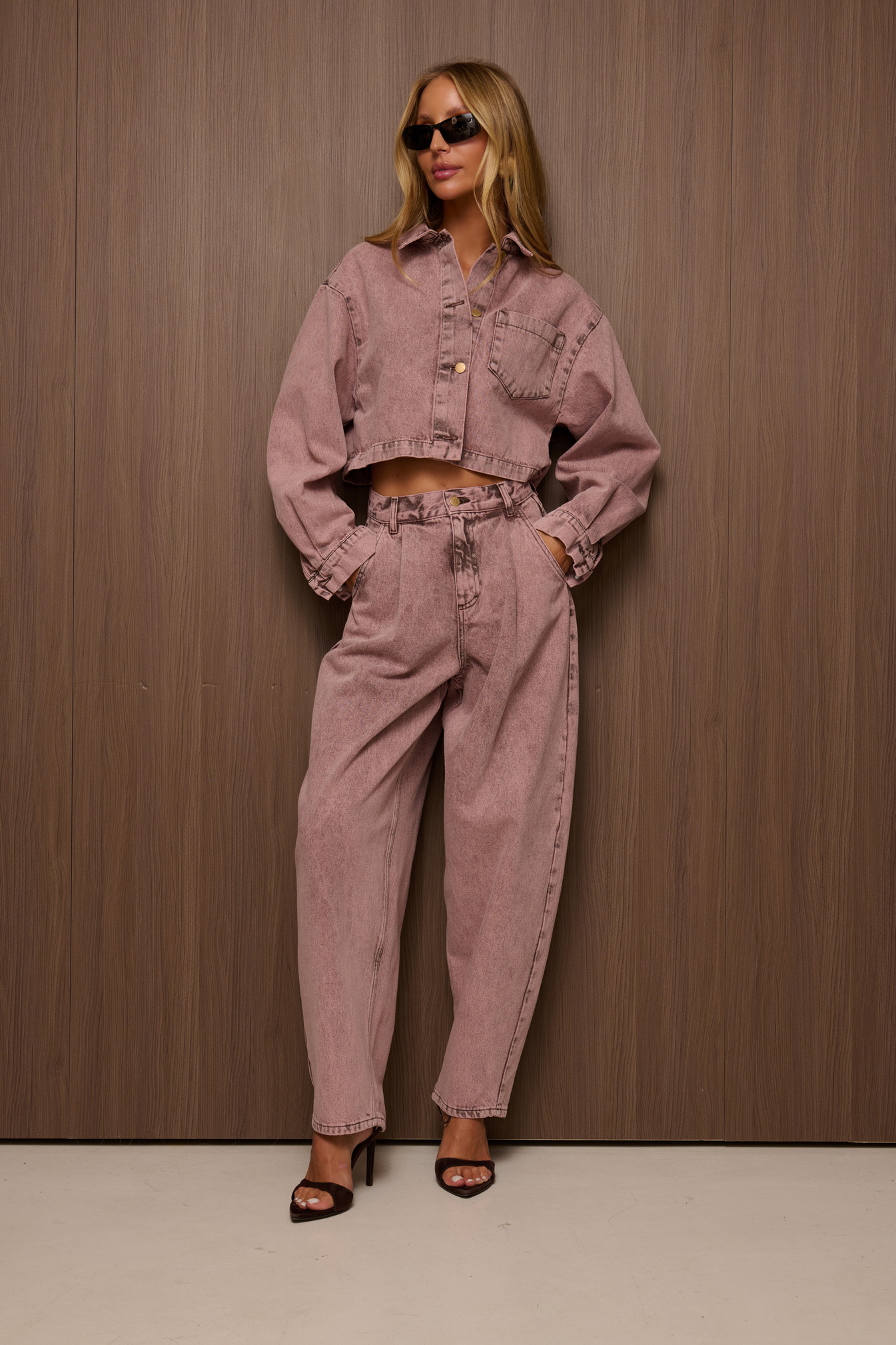 Koszula jeansowa damska VESTA Vintage Pink ze 100% bawełny, o krótkim fasonie, z pojedynczą kieszenią z przodu i logowanymi guzikami.