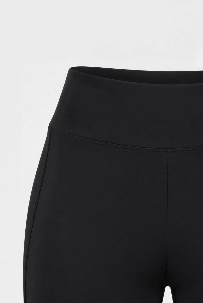 Czarne gładkie legginsy damskie SCULPT z elastycznego materiału o dopasowanym fasonie podkreślającym sylwetkę.