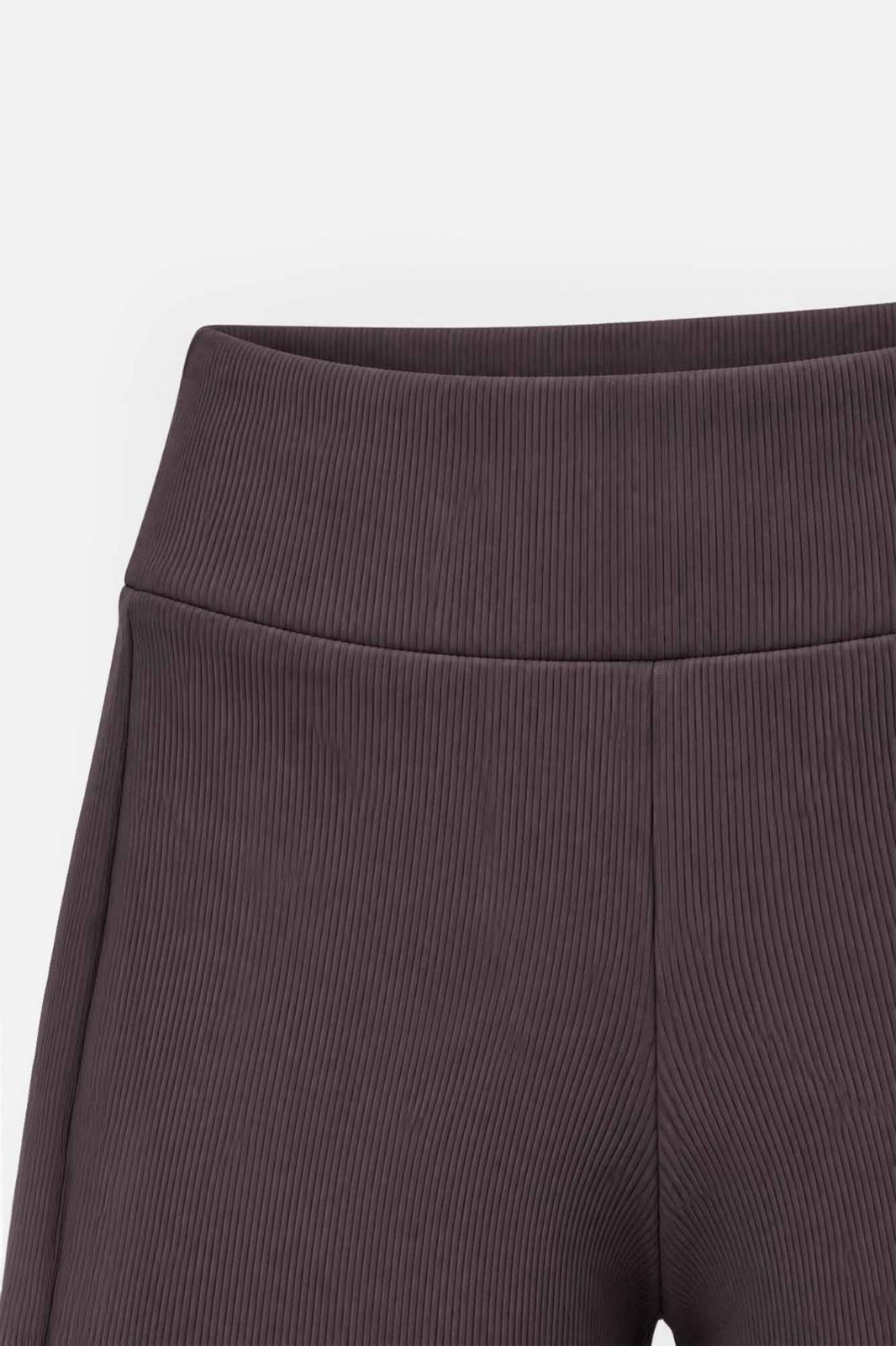 Czekoladowe legginsy damskie SCULPT z elastycznego materiału o subtelnej prążkowanej strukturze i dopasowanym fasonie.
