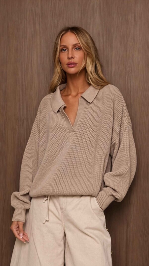 Beżowy sweter damski VELA z 90% bawełny i 10% kaszmiru, z kołnierzykiem, dekoltem V, obniżoną linią ramion i szerokimi rękawami.