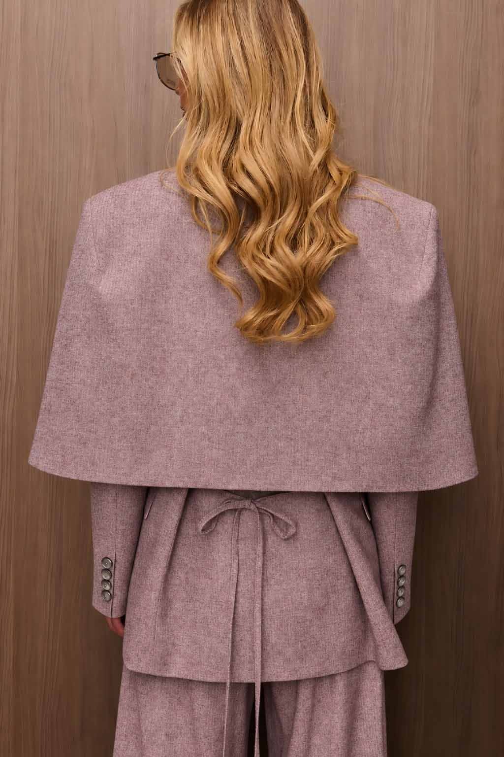 Trzyczęściowy garnitur damski LÉON z peleryną dusty rose