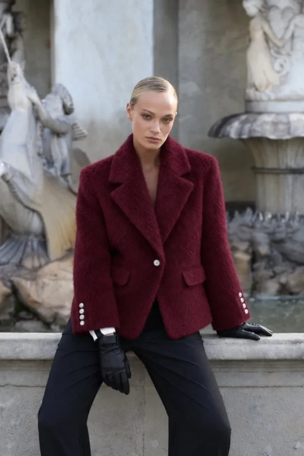 Bordowa marynarka damska MISS VELORA z dodatkiem wełny. Fason oversize, miękka włochata tkanina i eleganckie detale.