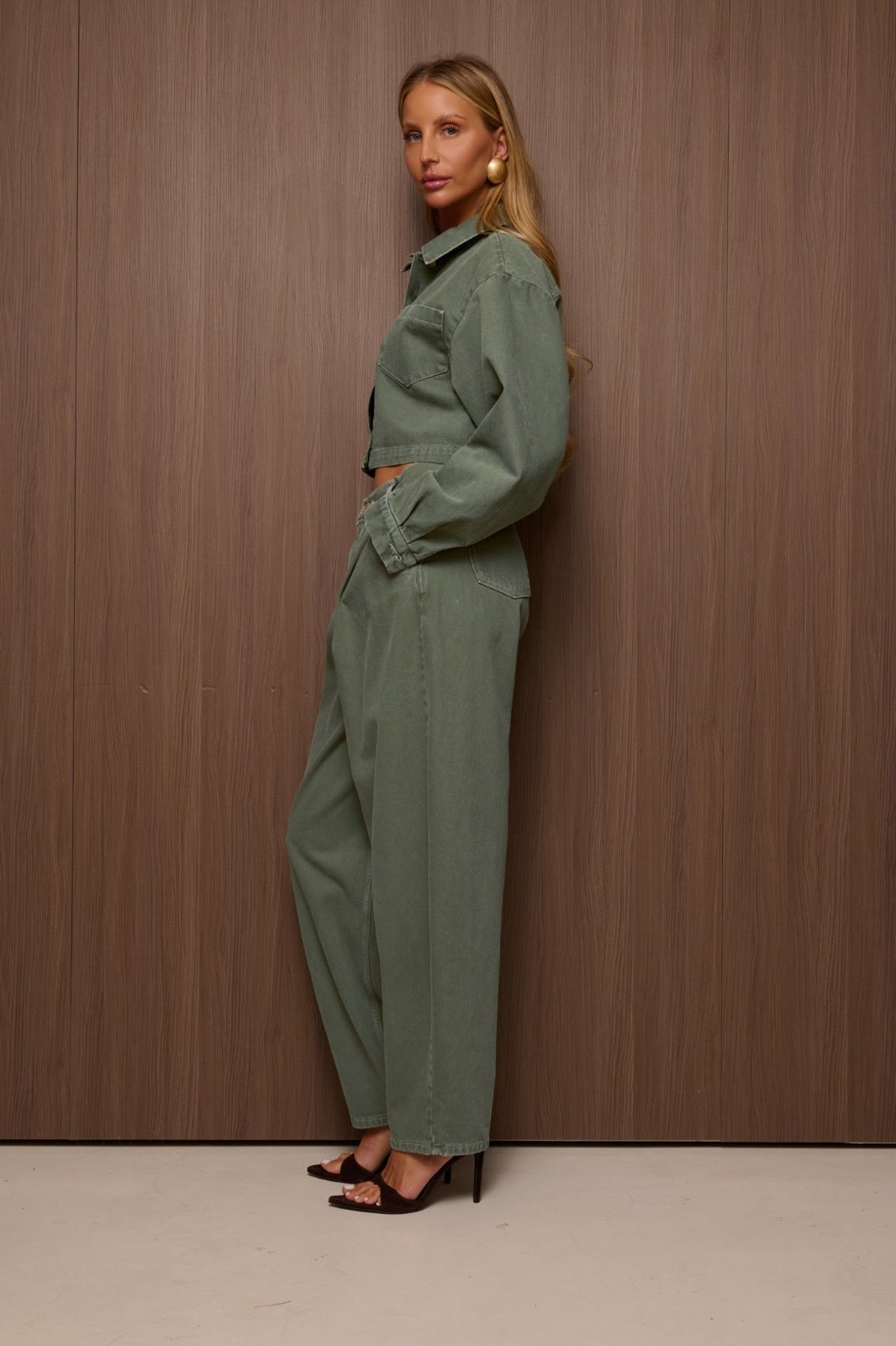 Zielone spodnie jeansowe damskie VESTA z podwyższonym stanem i ozdobnym sznureczkiem